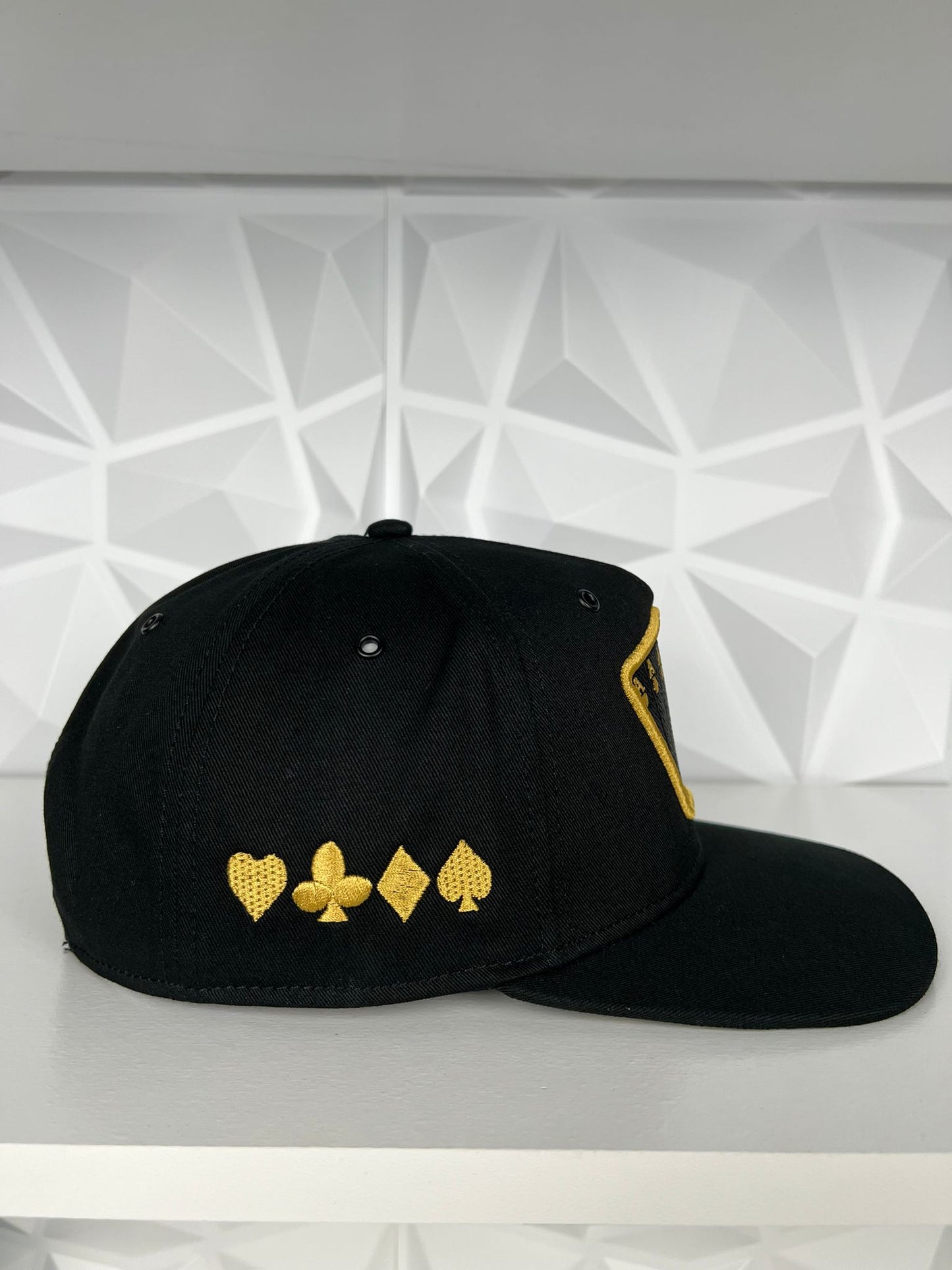 Poker SnapBack gorra- negra/dorado