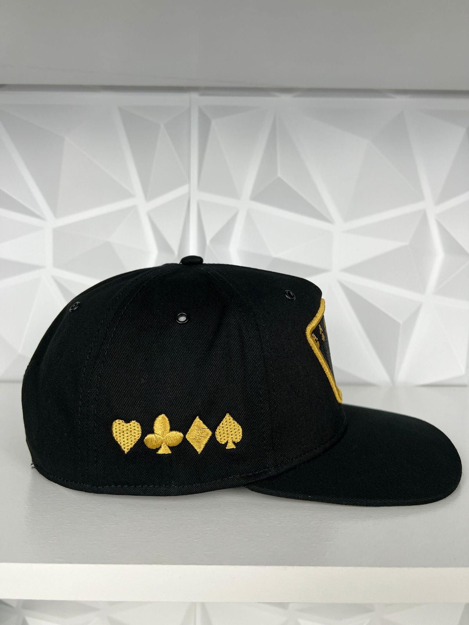 Poker SnapBack gorra- negra/dorado