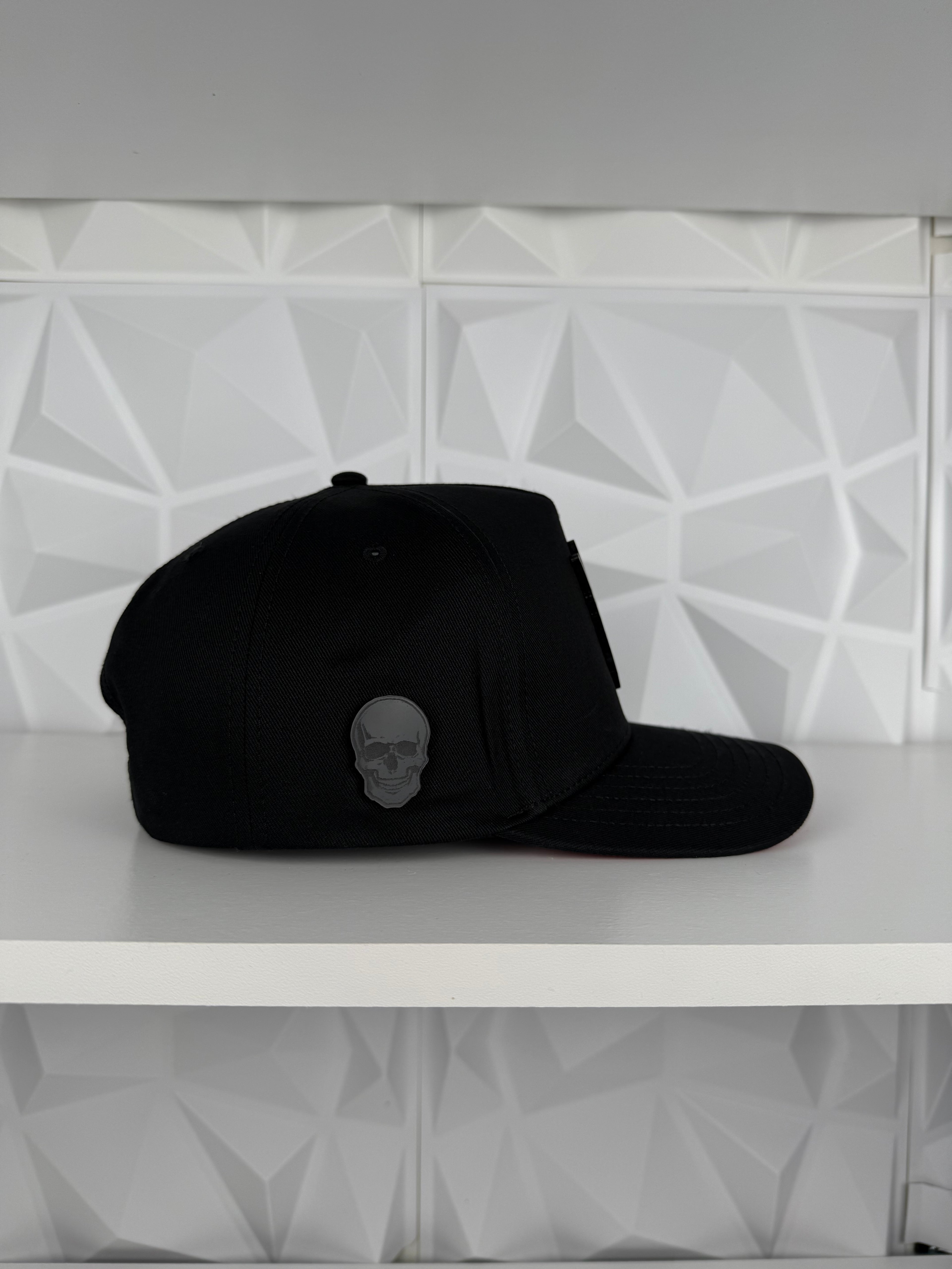 Skull Plate SnapBack Gorra- Negra/Roja