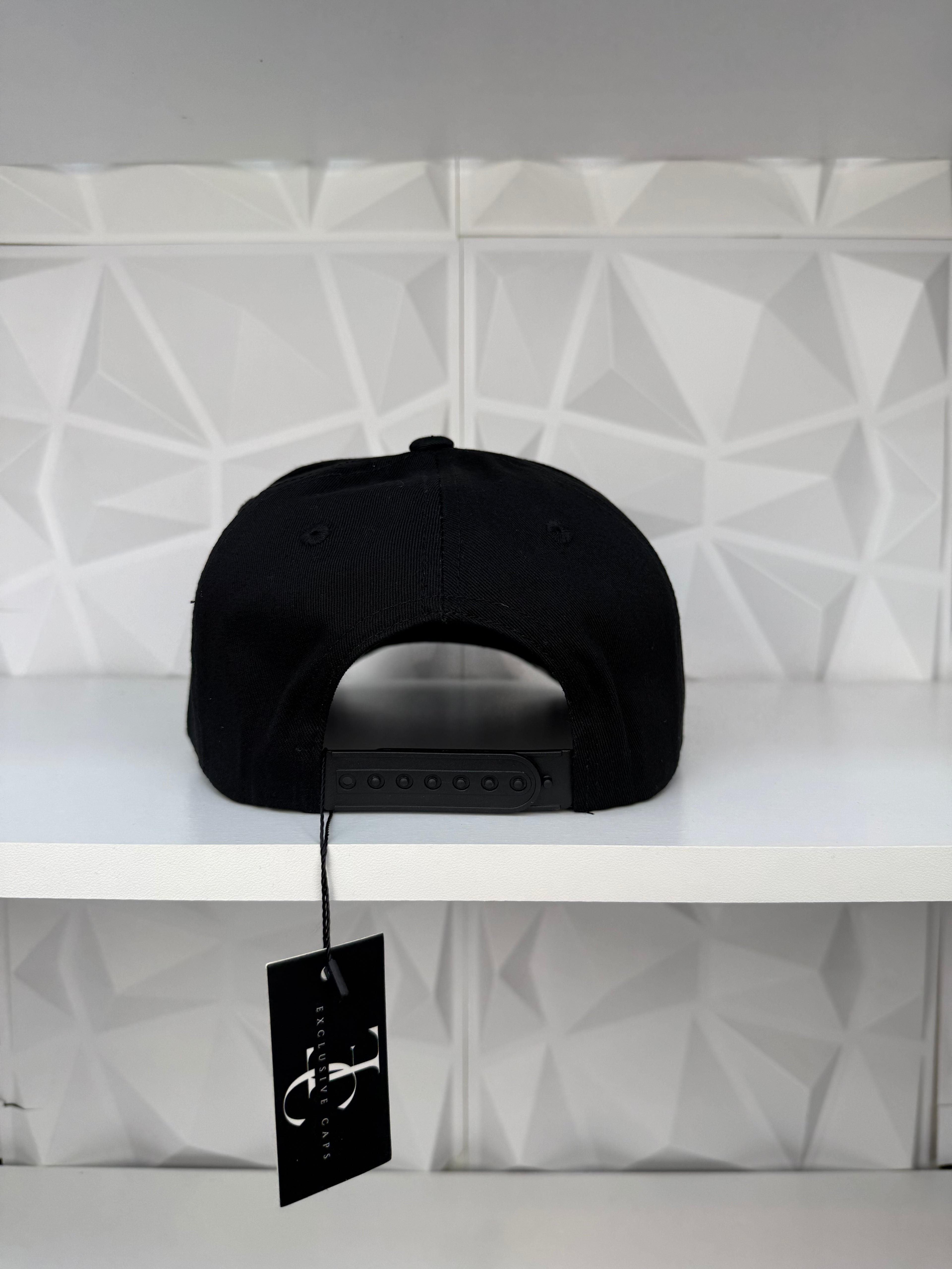 Signo De Dinero Placa SnapBack Gorra- Negro