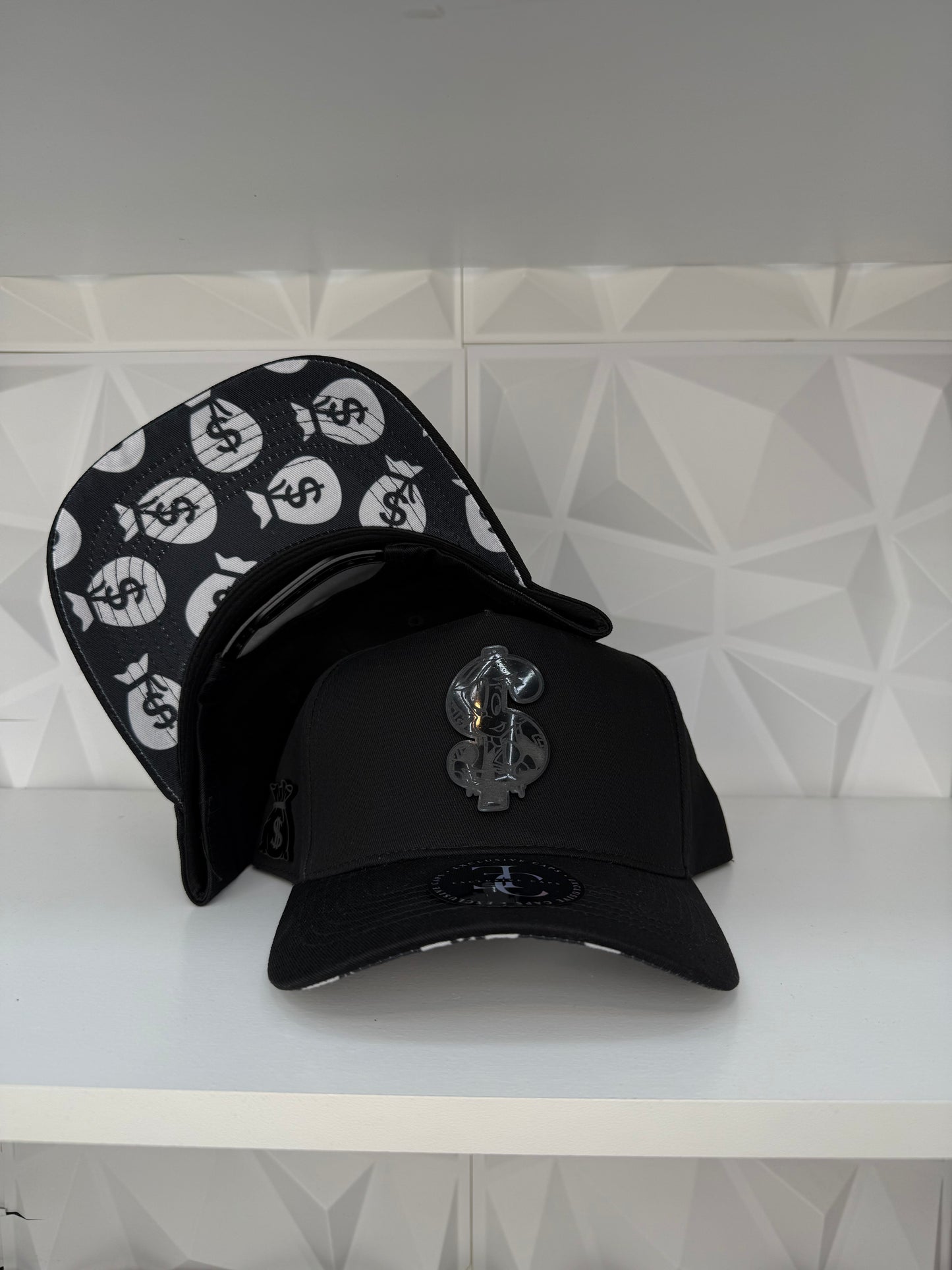 Signo De Dinero Placa SnapBack Gorra- Negro