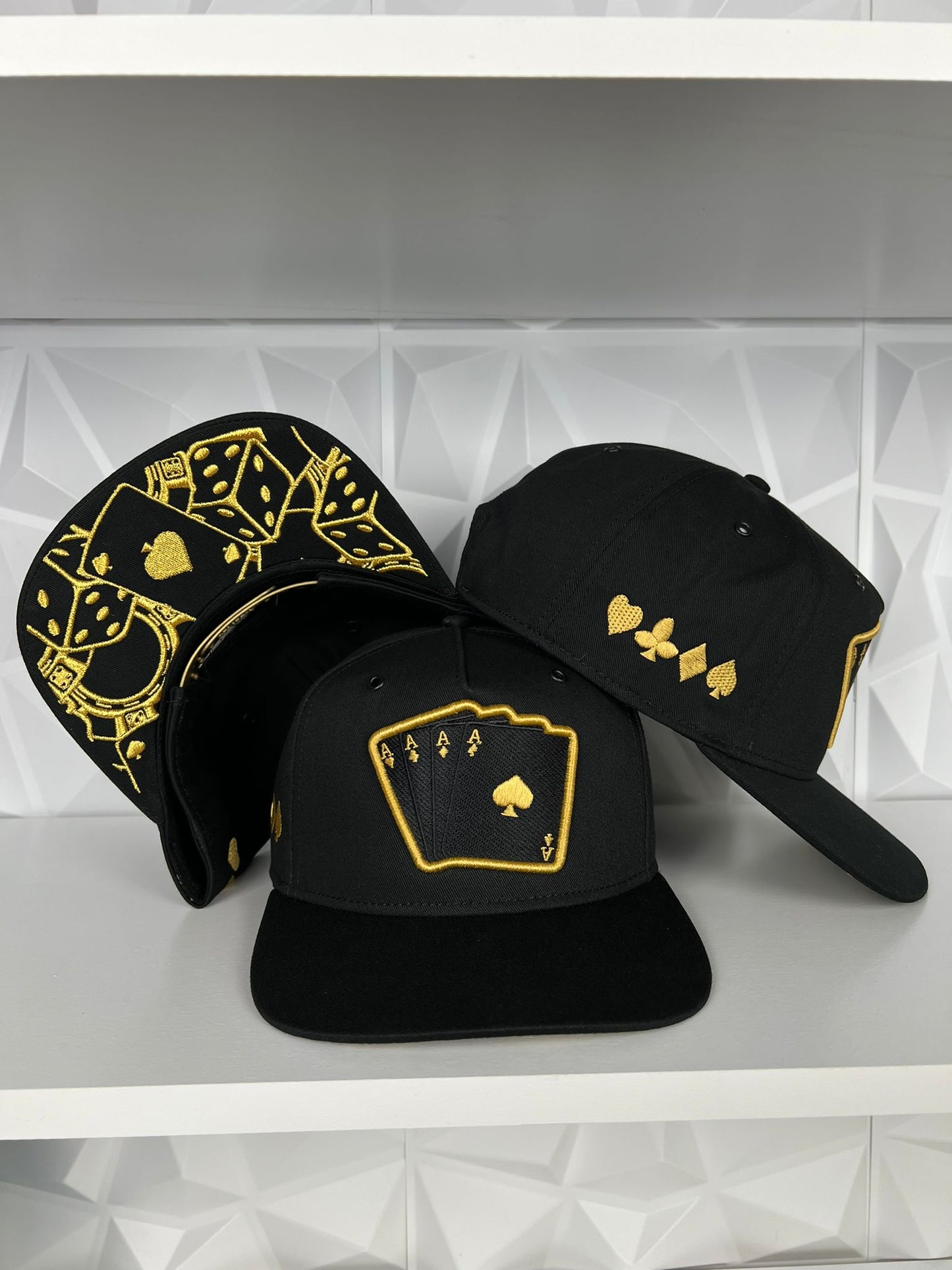 Poker SnapBack gorra- negra/dorado
