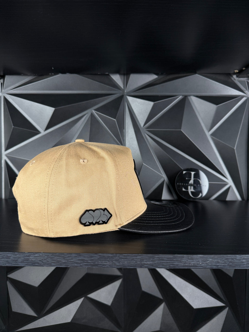 Exclusive caps poker SnapBack hat-white/leather brim