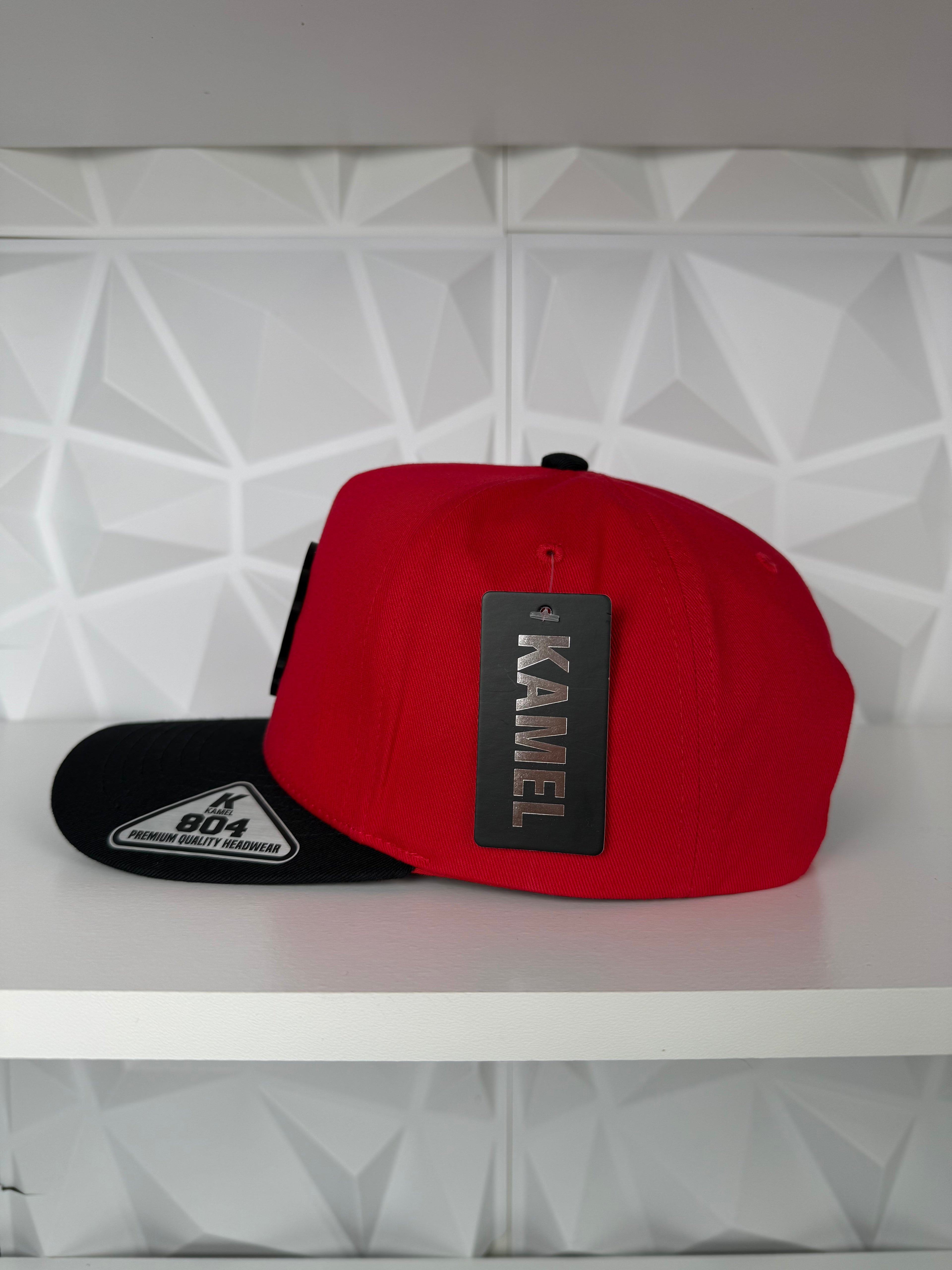 Trébol Placa SnapBack Gorra- Red/Black