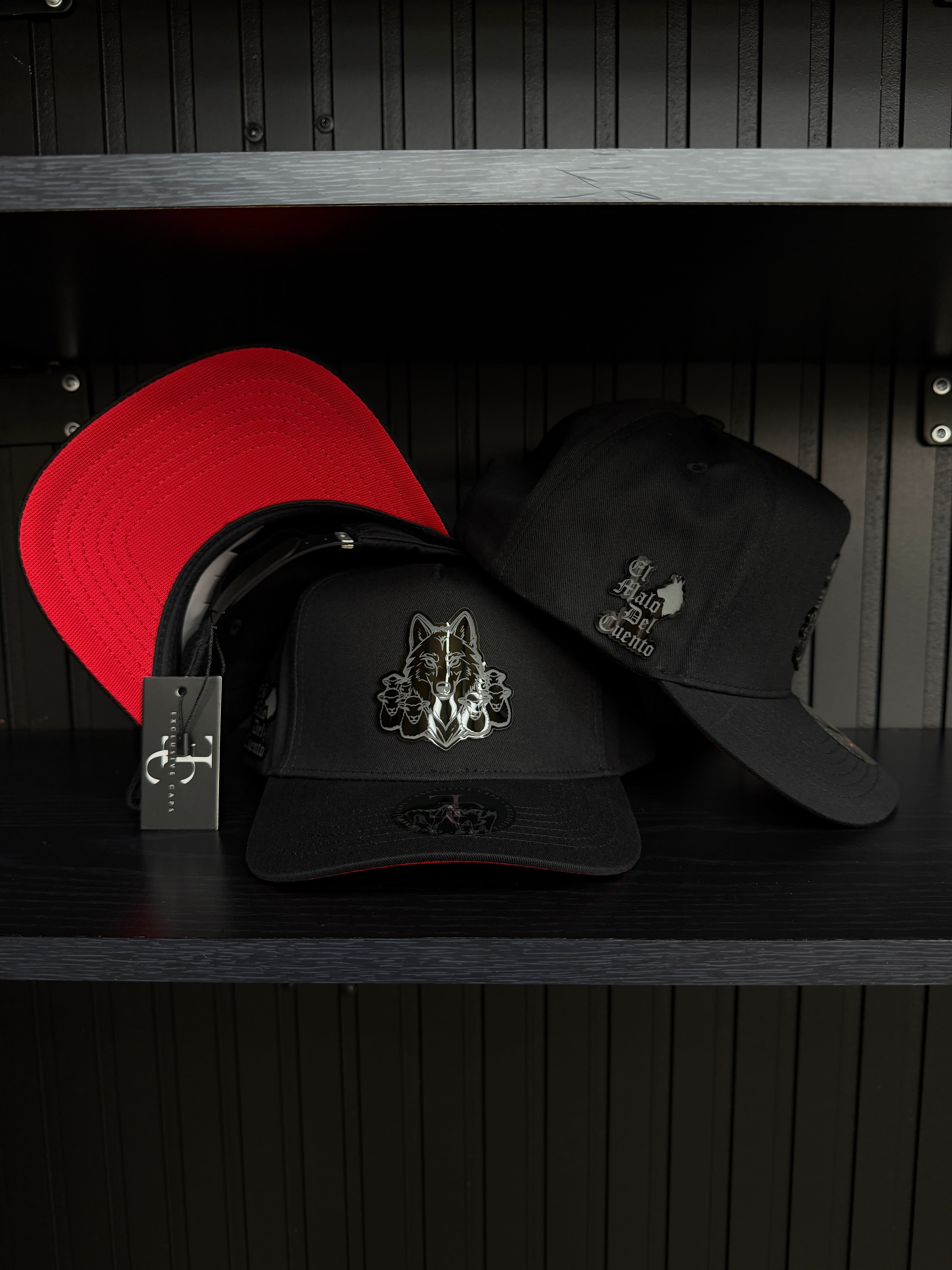 Exclusive Caps El Malo del Cuento Plate SnapBack Hat-Black/Red cotton