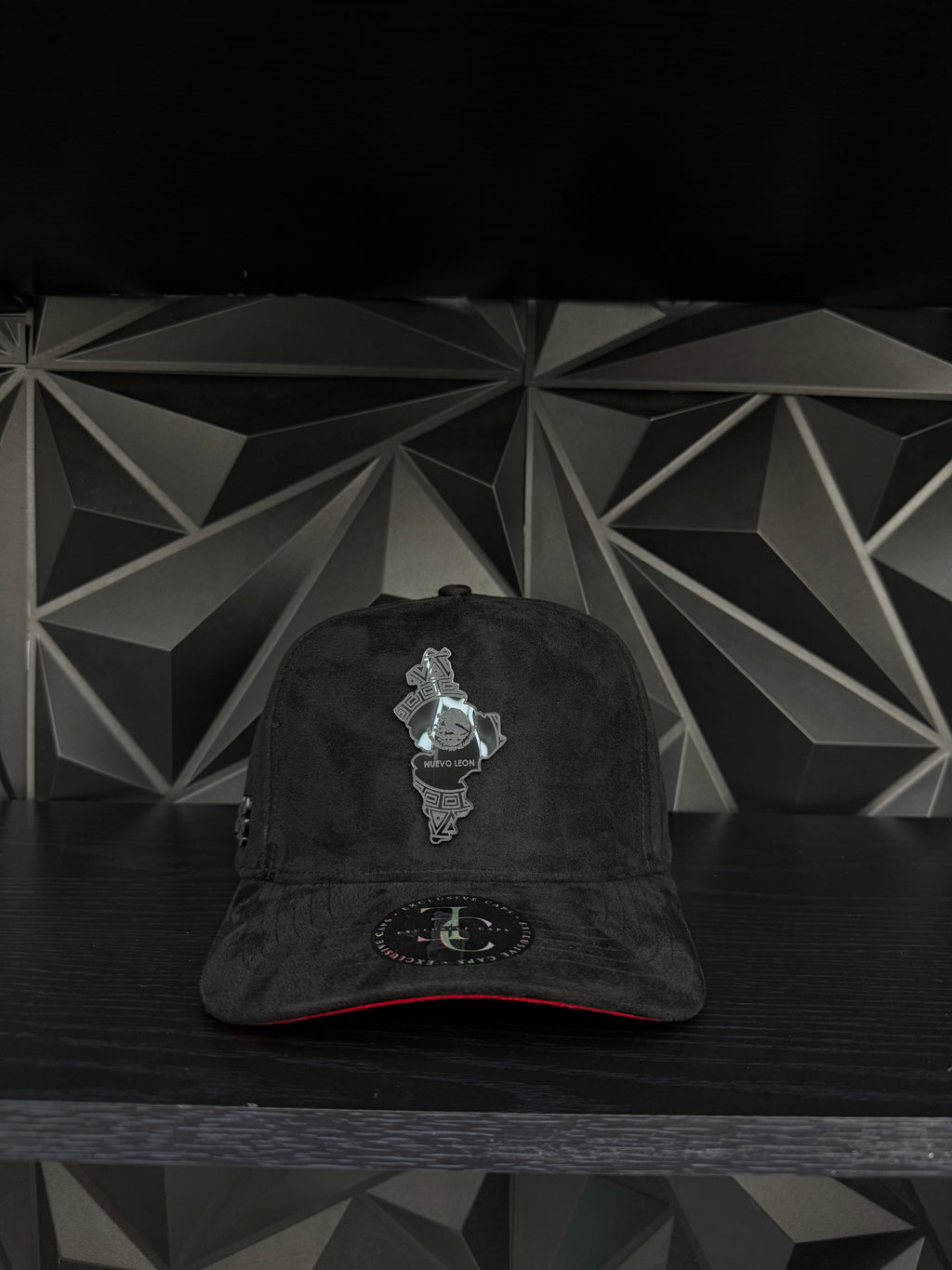 Nuevo León México SnapBack hat-black/red suede