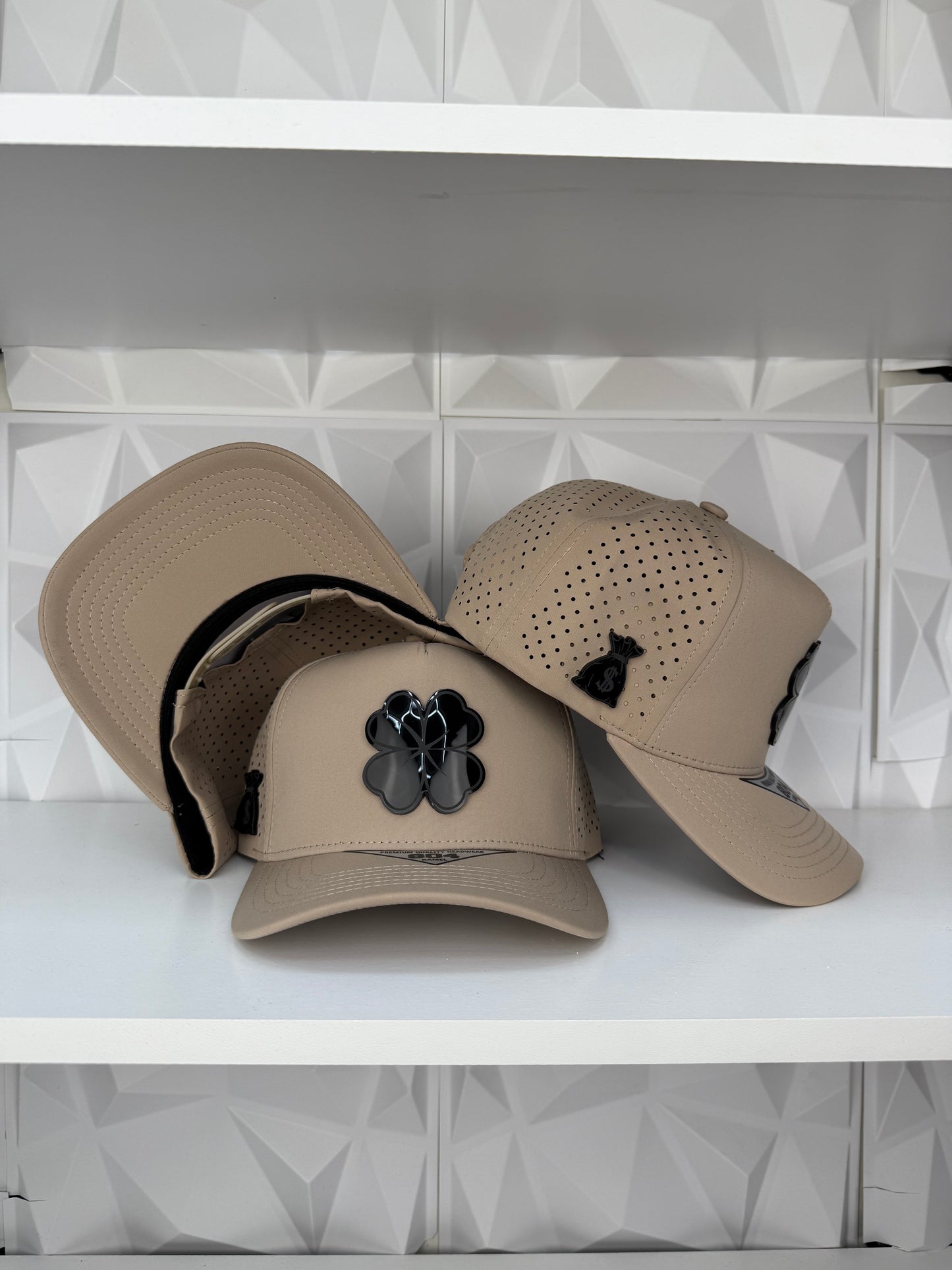 Trébol Placa SnapBack Hat-Kakhi Hydro