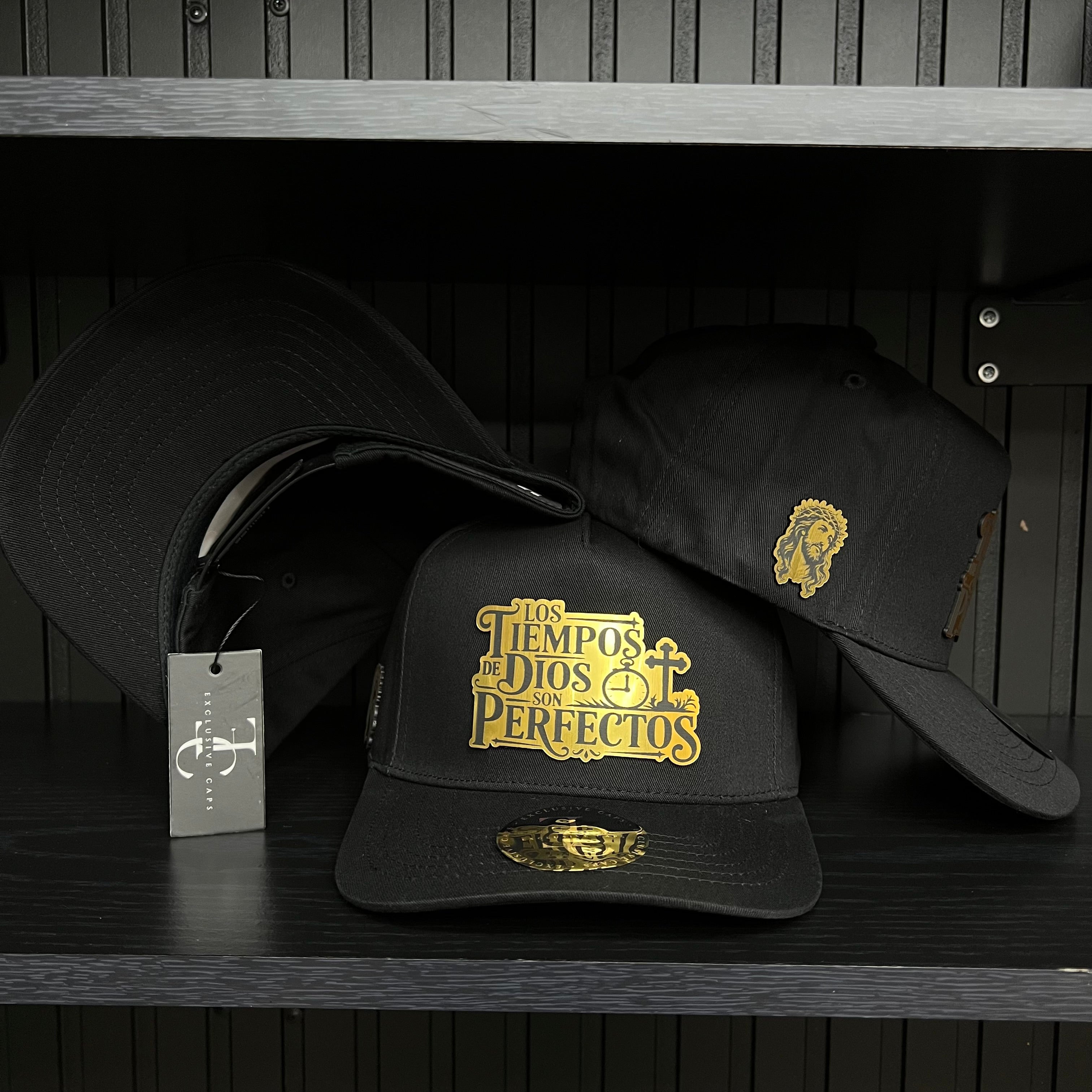 Los tiempos de Dios Gold Plate SnapBack hat