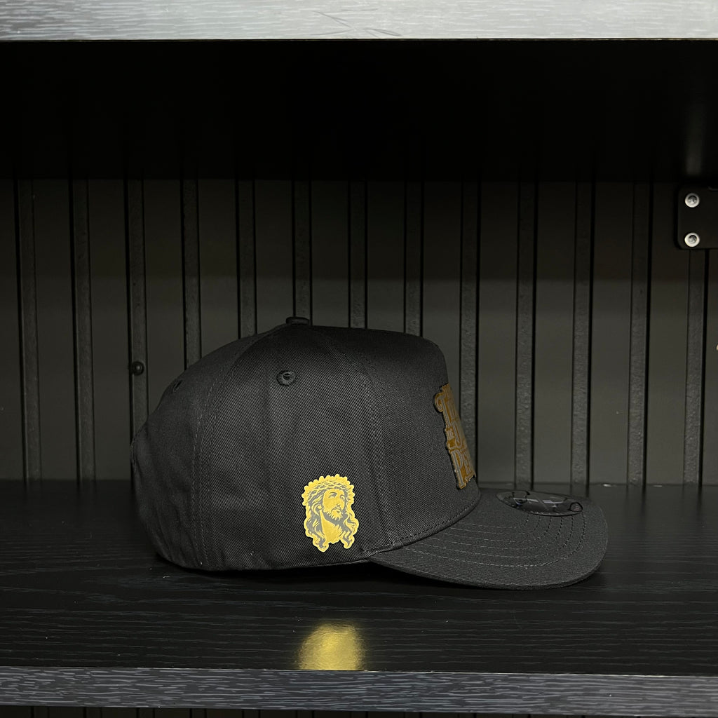 Los tiempos de Dios Gold Plate SnapBack hat