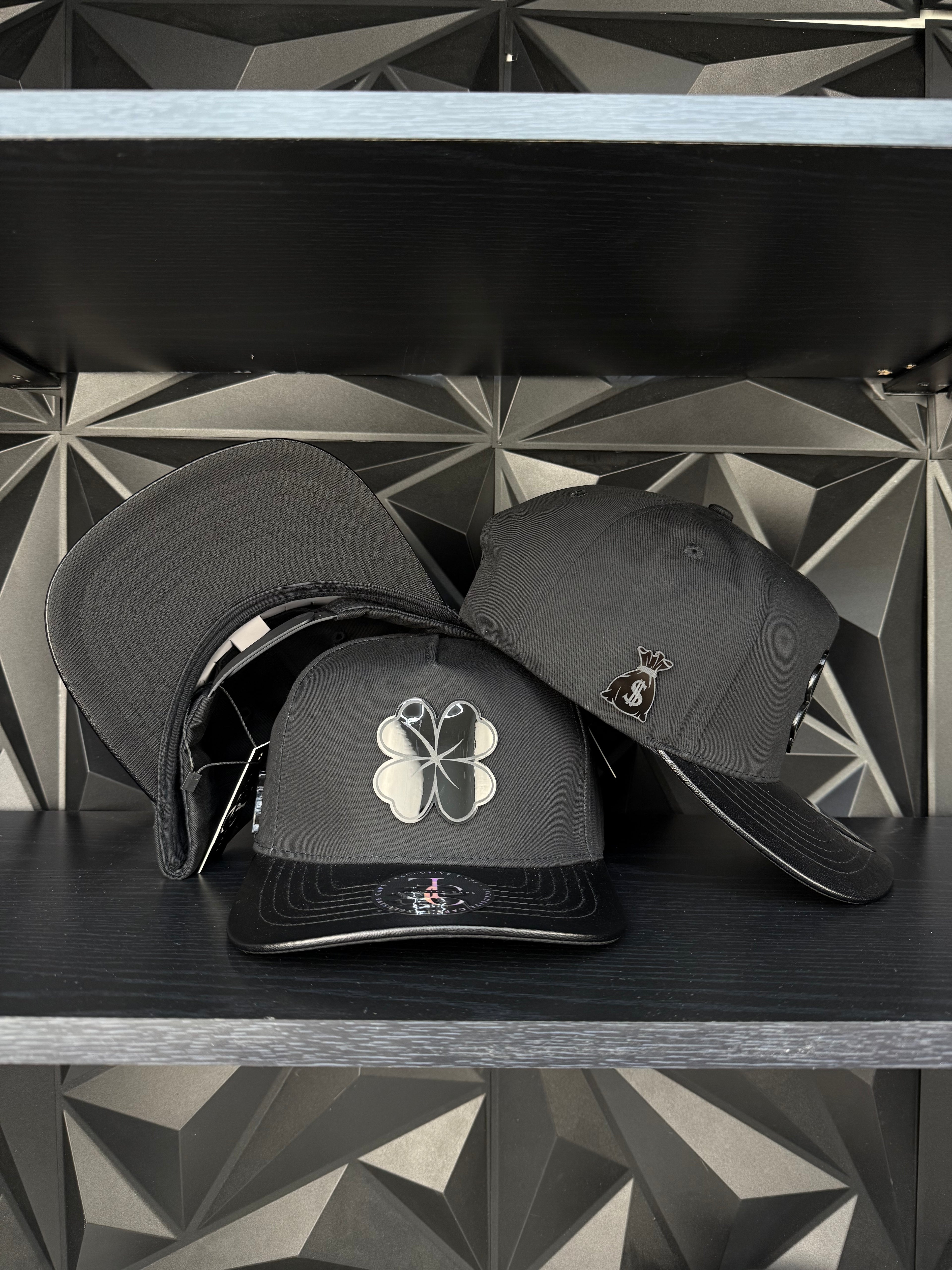 Trebol plate SnapBack hat-Black /leather