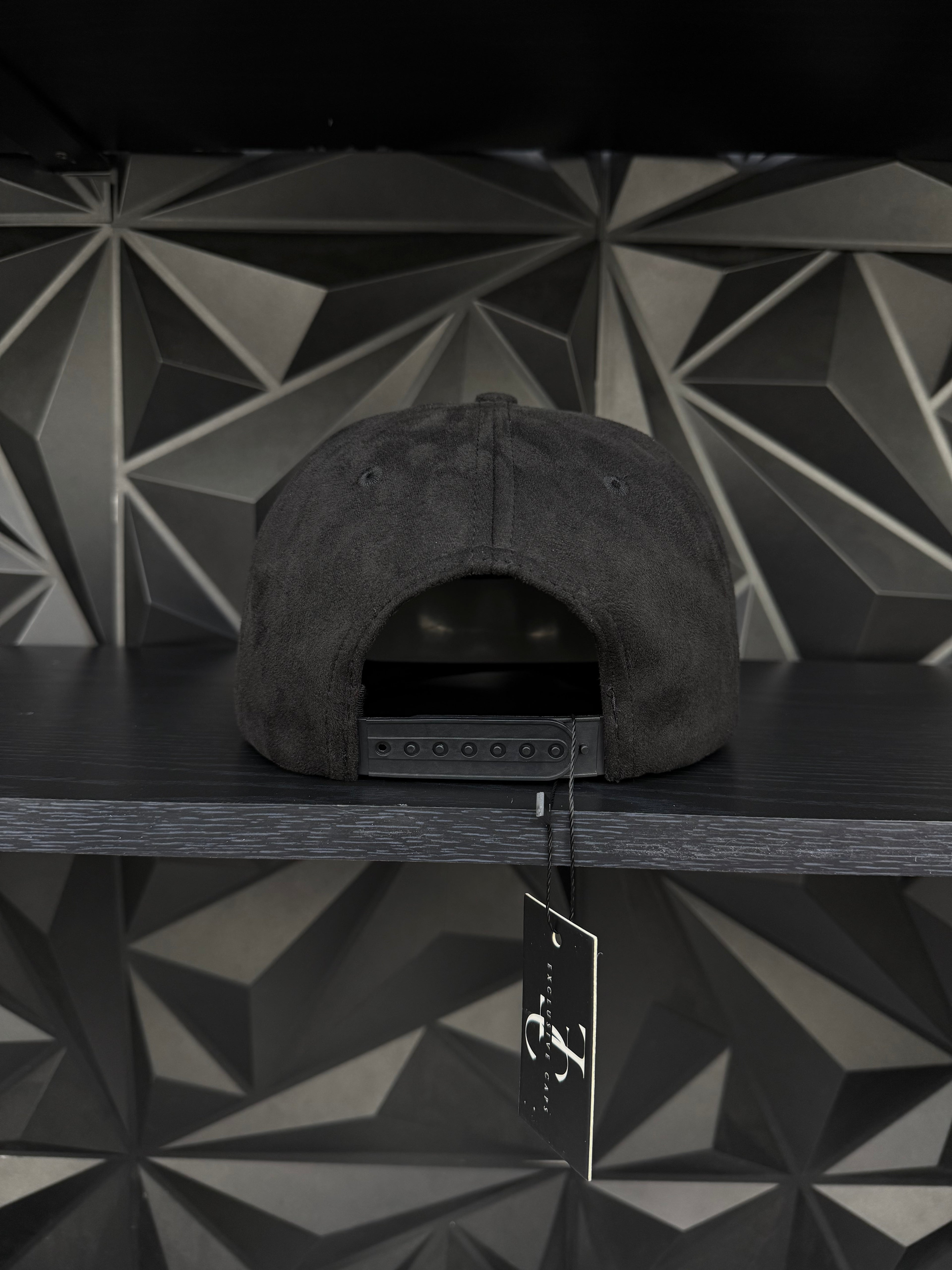 Nini lambo SnapBack hat-black/red suede