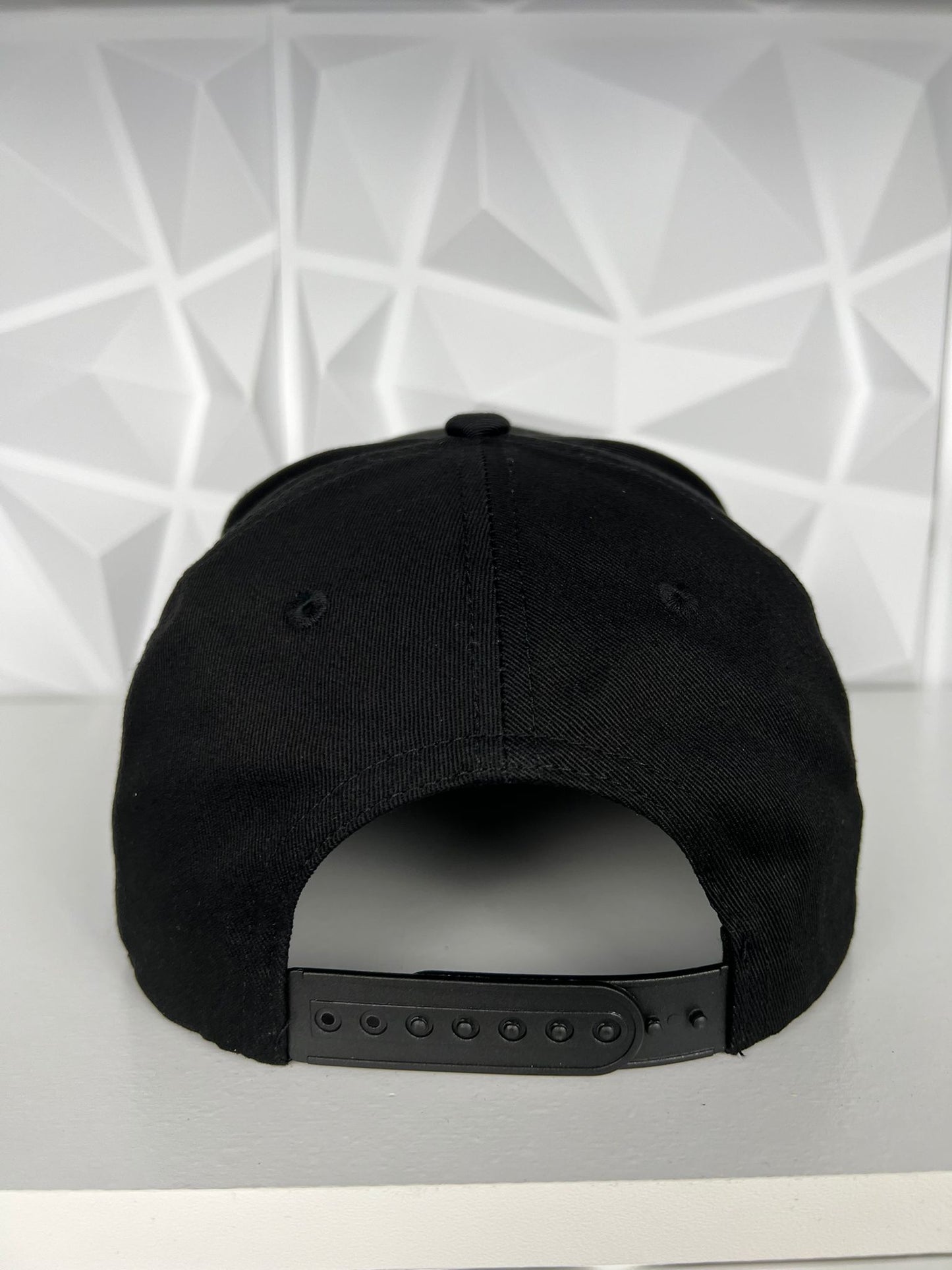 Chino 57 SnapBack gorra- negra/ roja