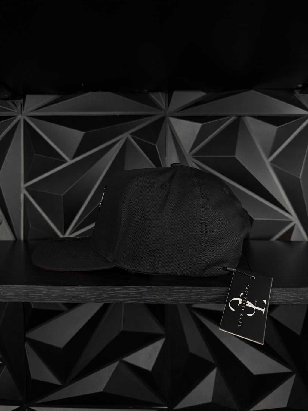 Exclusive Caps Gallo Negro SnapBack Hat - Black/Red