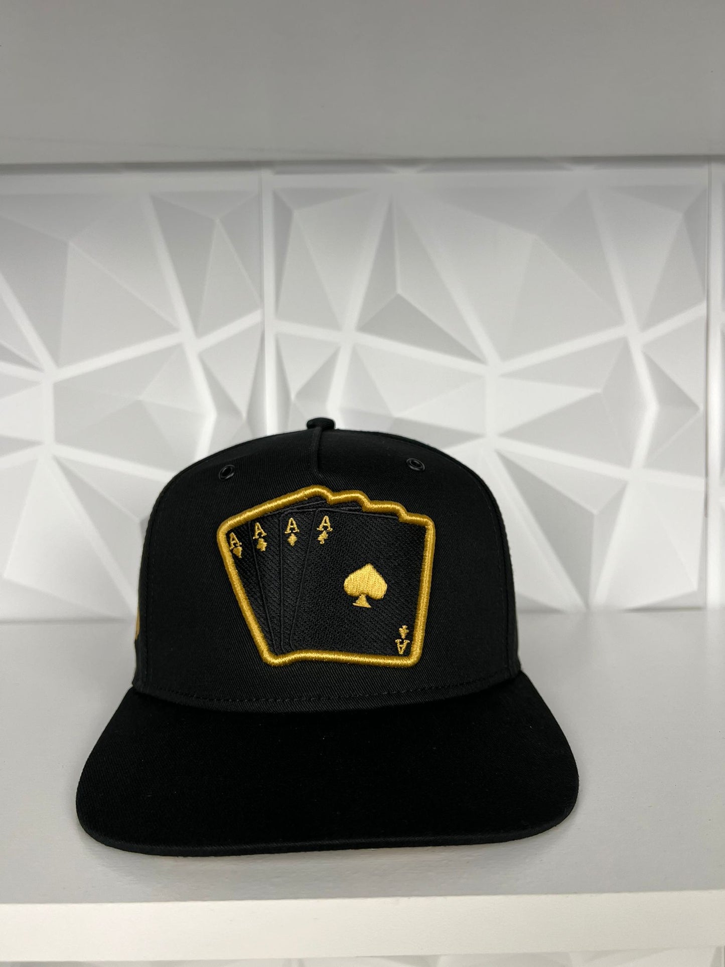 Poker SnapBack gorra- negra/dorado
