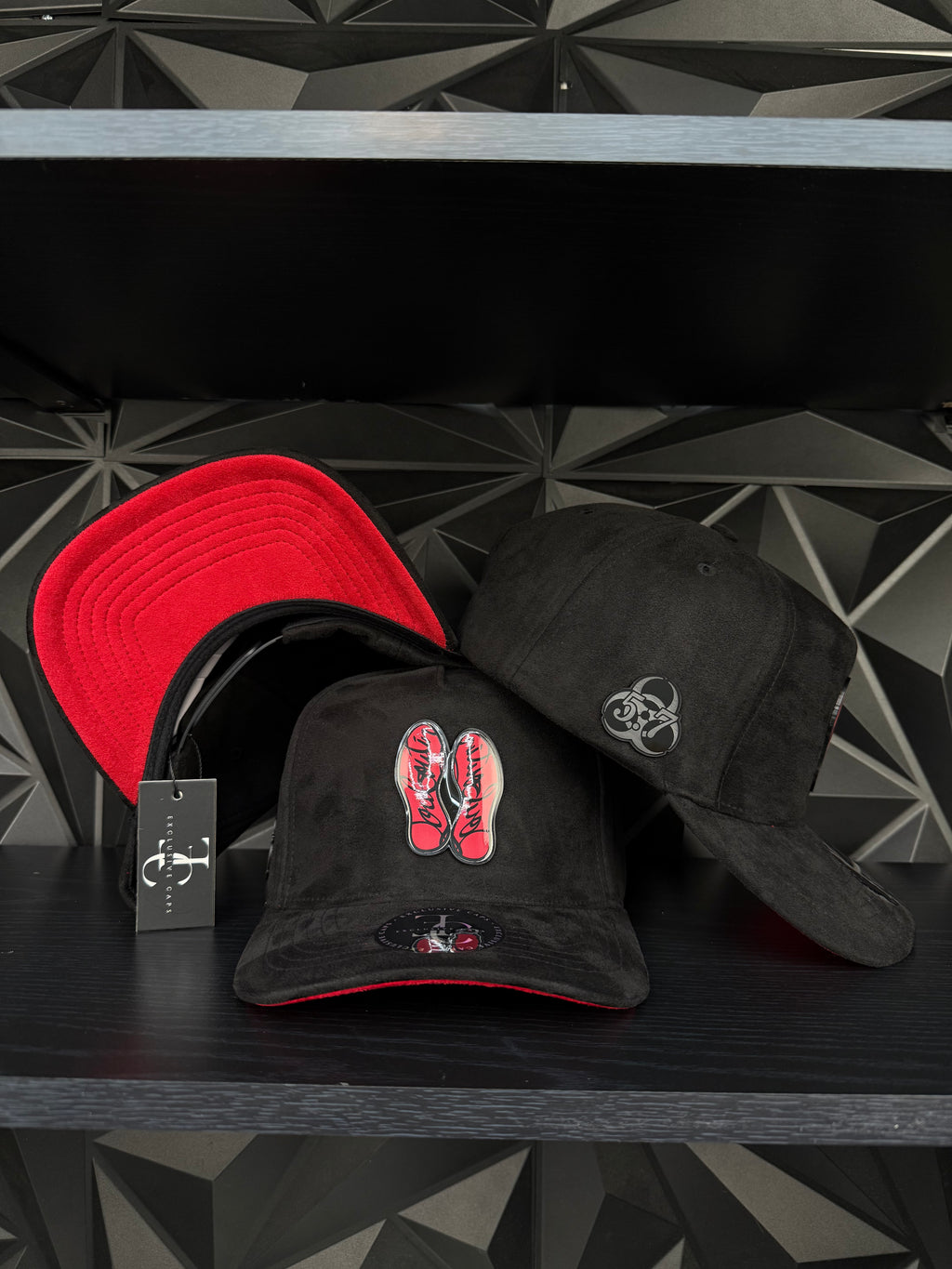 Suela roja plate SnapBack hat-black/red suede