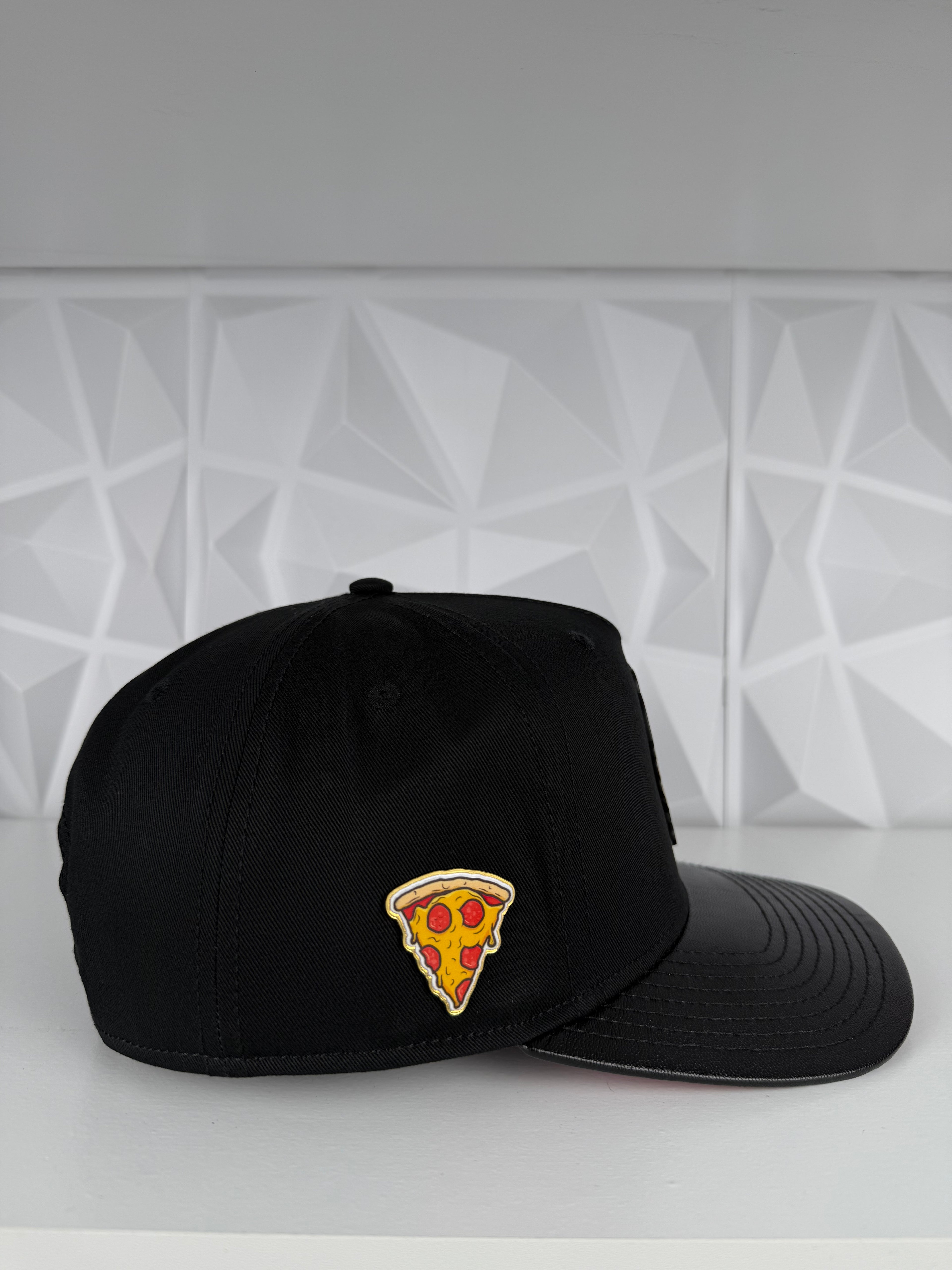 Nini 19 SnapBack Gorra-Negra/Piel/Roja