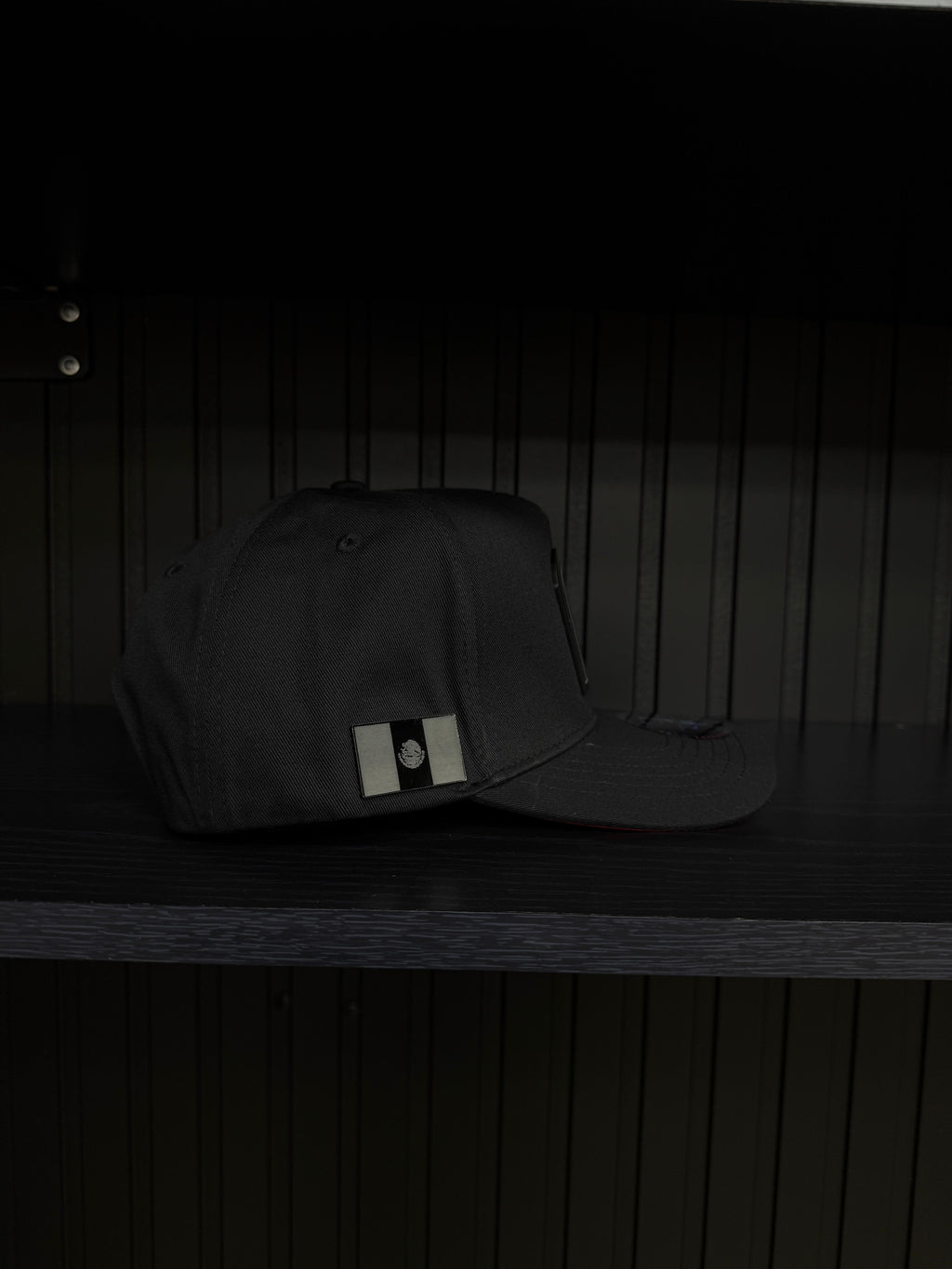 Exclusive Caps M de México SnapBack Hat- Negra vicera roja