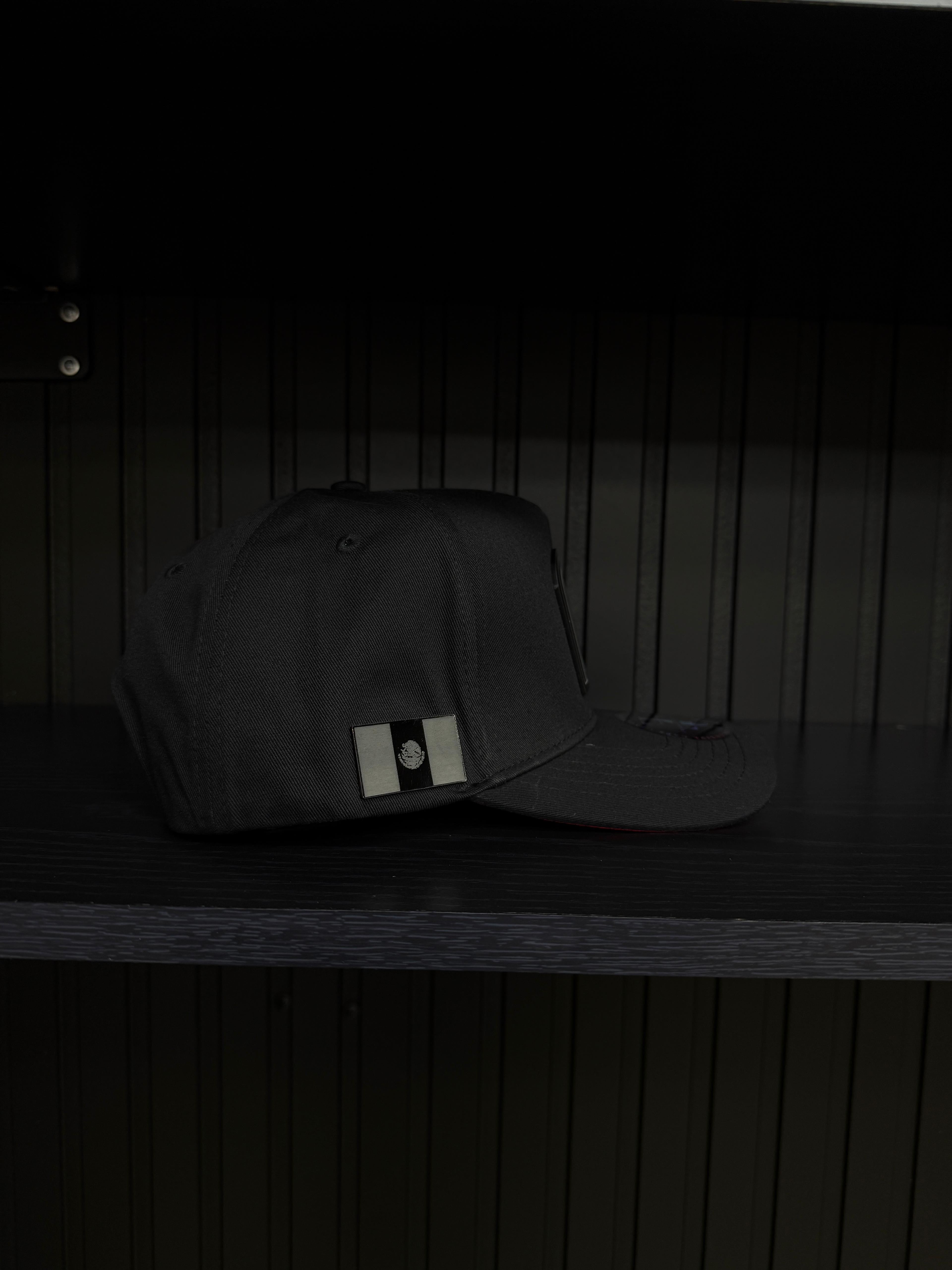 Exclusive Caps M de México SnapBack Hat- Negra vicera roja