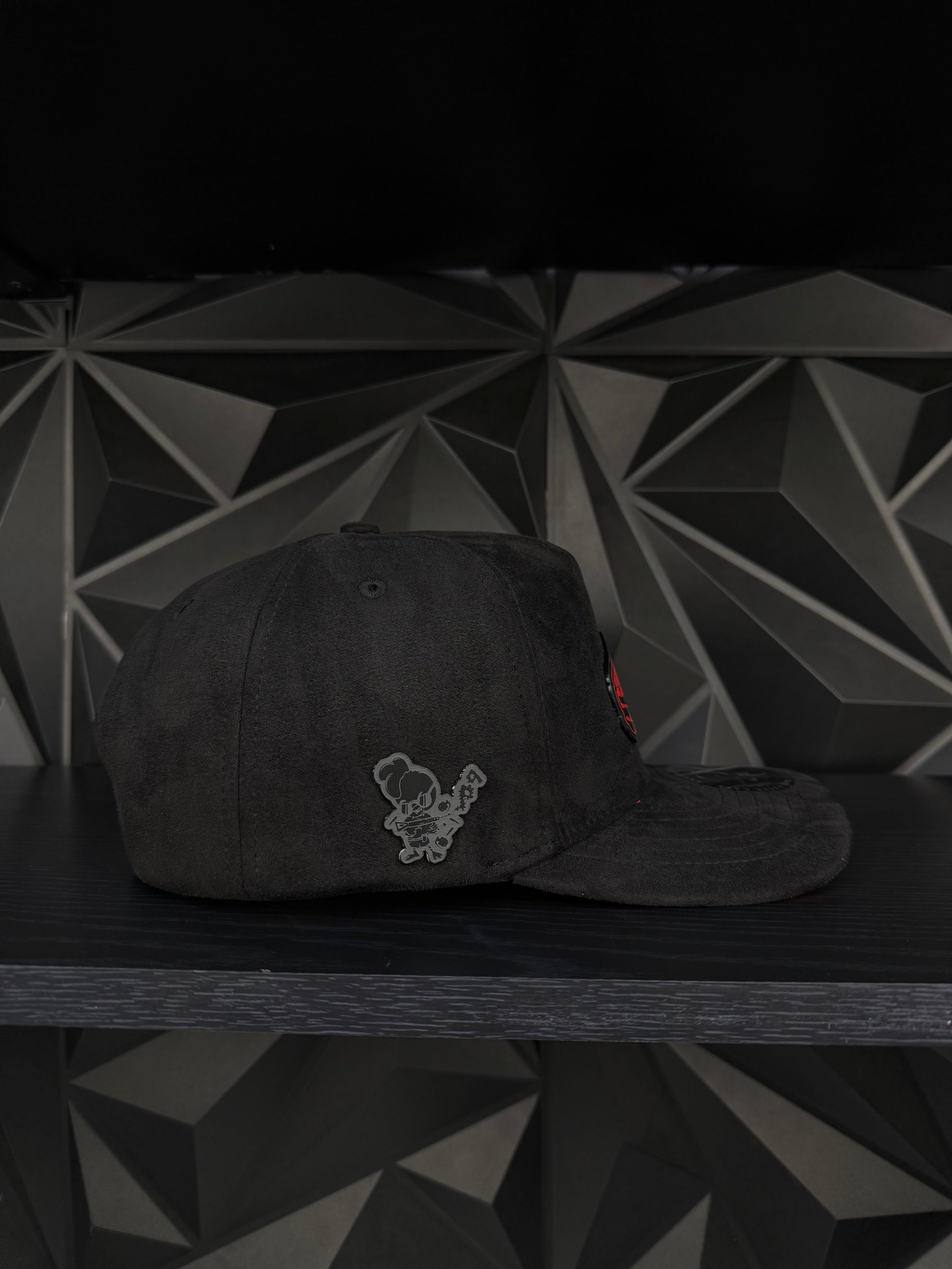 Nini lambo SnapBack hat-black/red suede