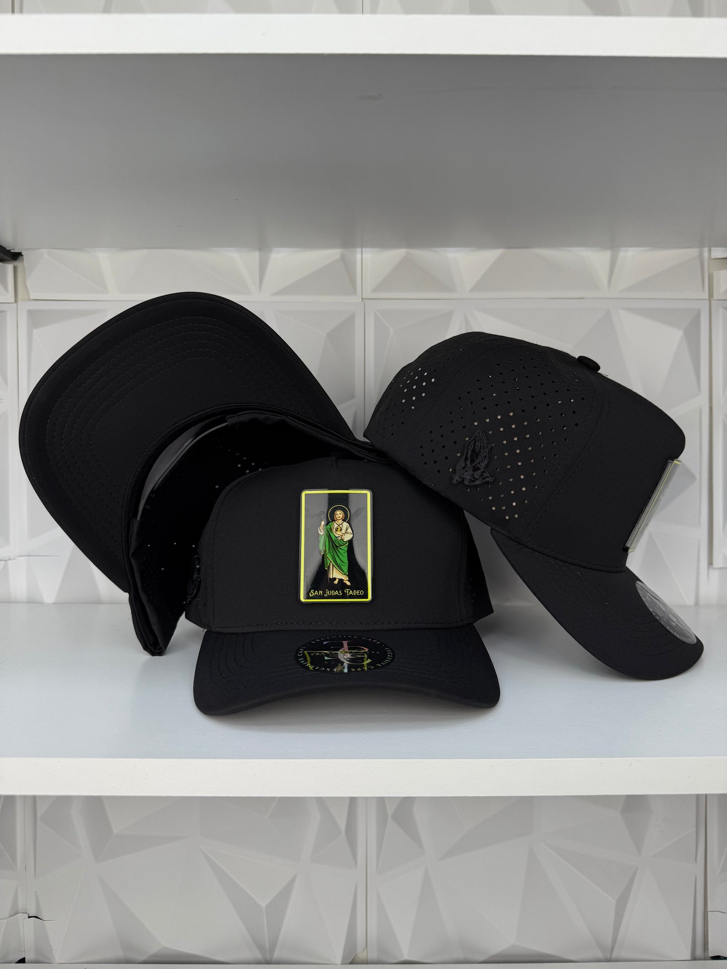 San Judas Tadeo color plate SnapBack Gorra- negro hydro
