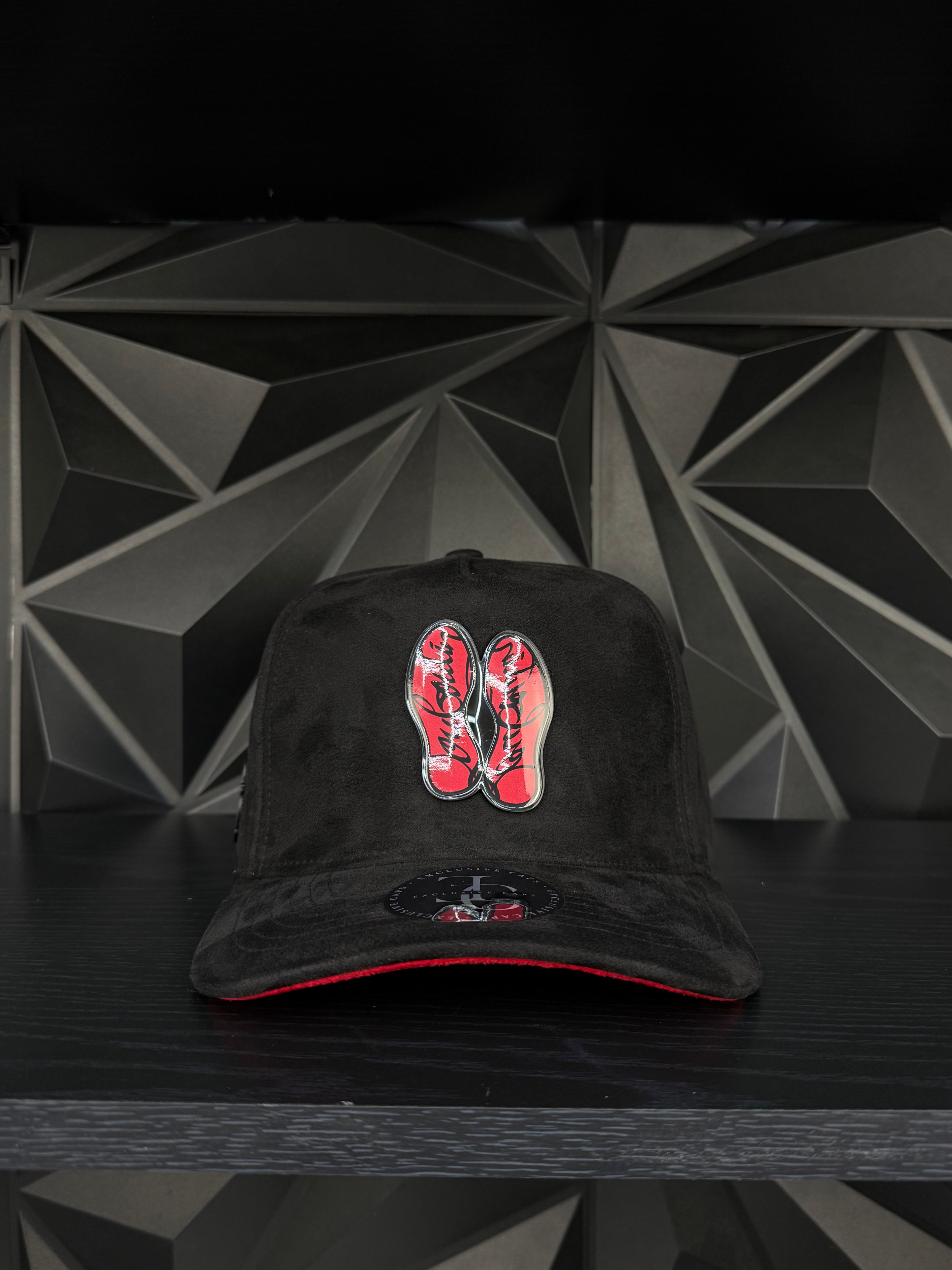 Suela roja plate SnapBack hat-black/red suede