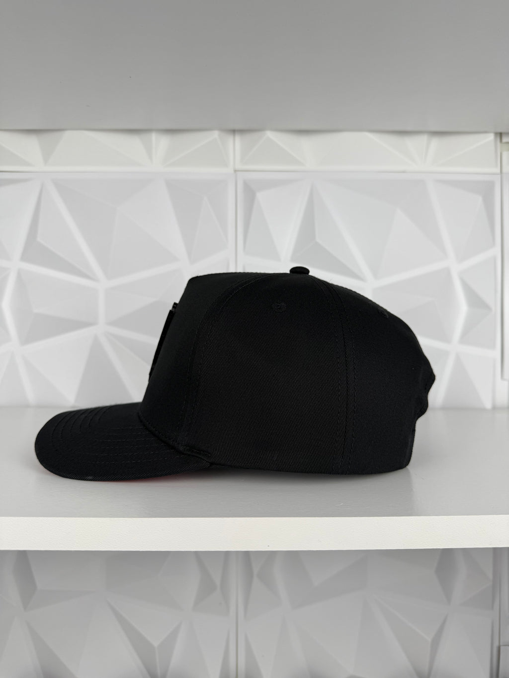 Skull Plate SnapBack Gorra- Negra/Roja