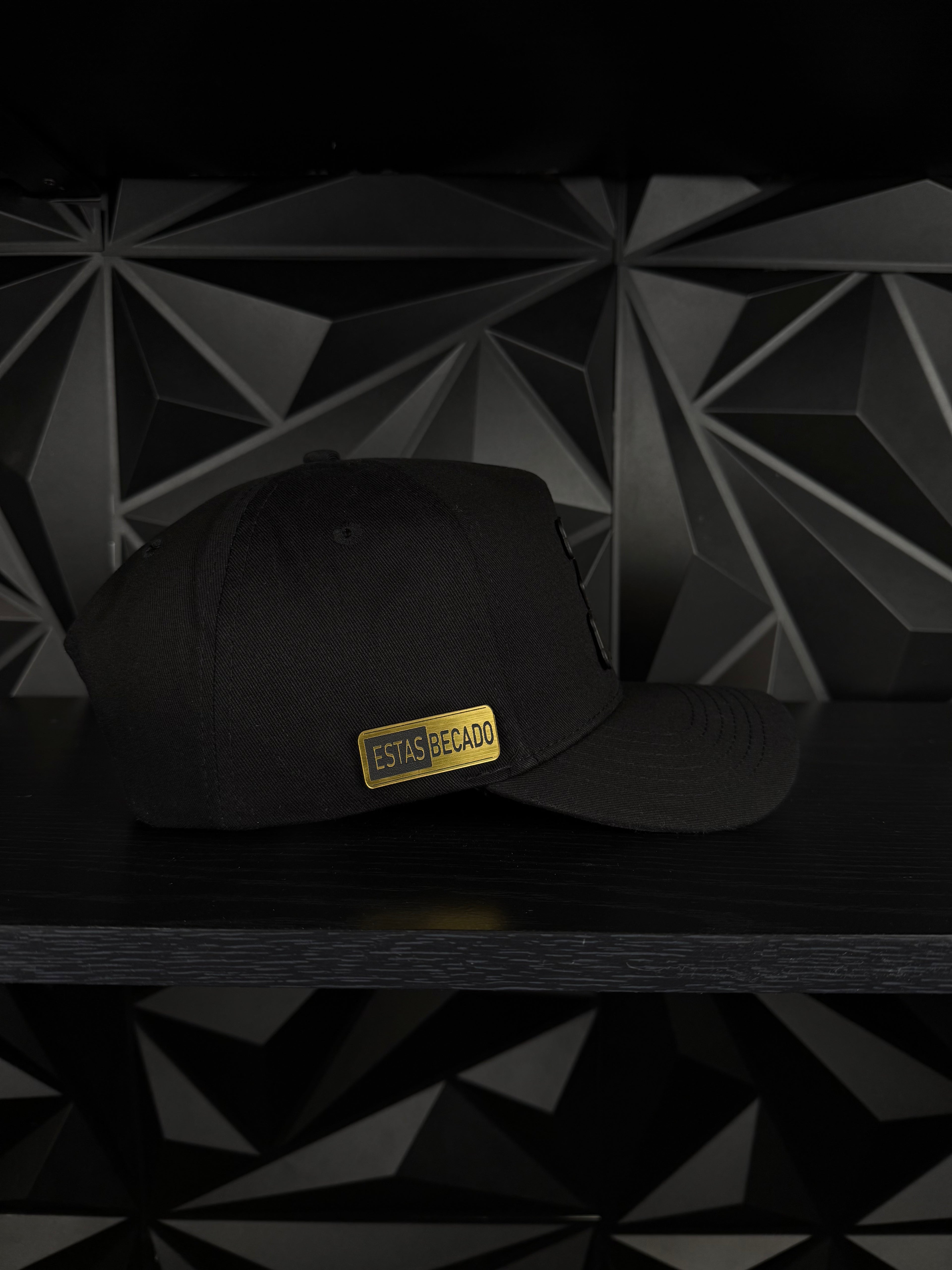 Tazo dorado SnapBack gorra- negra