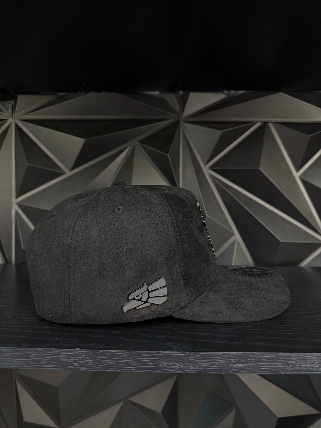 Nuevo León México SnapBack hat-black/red suede