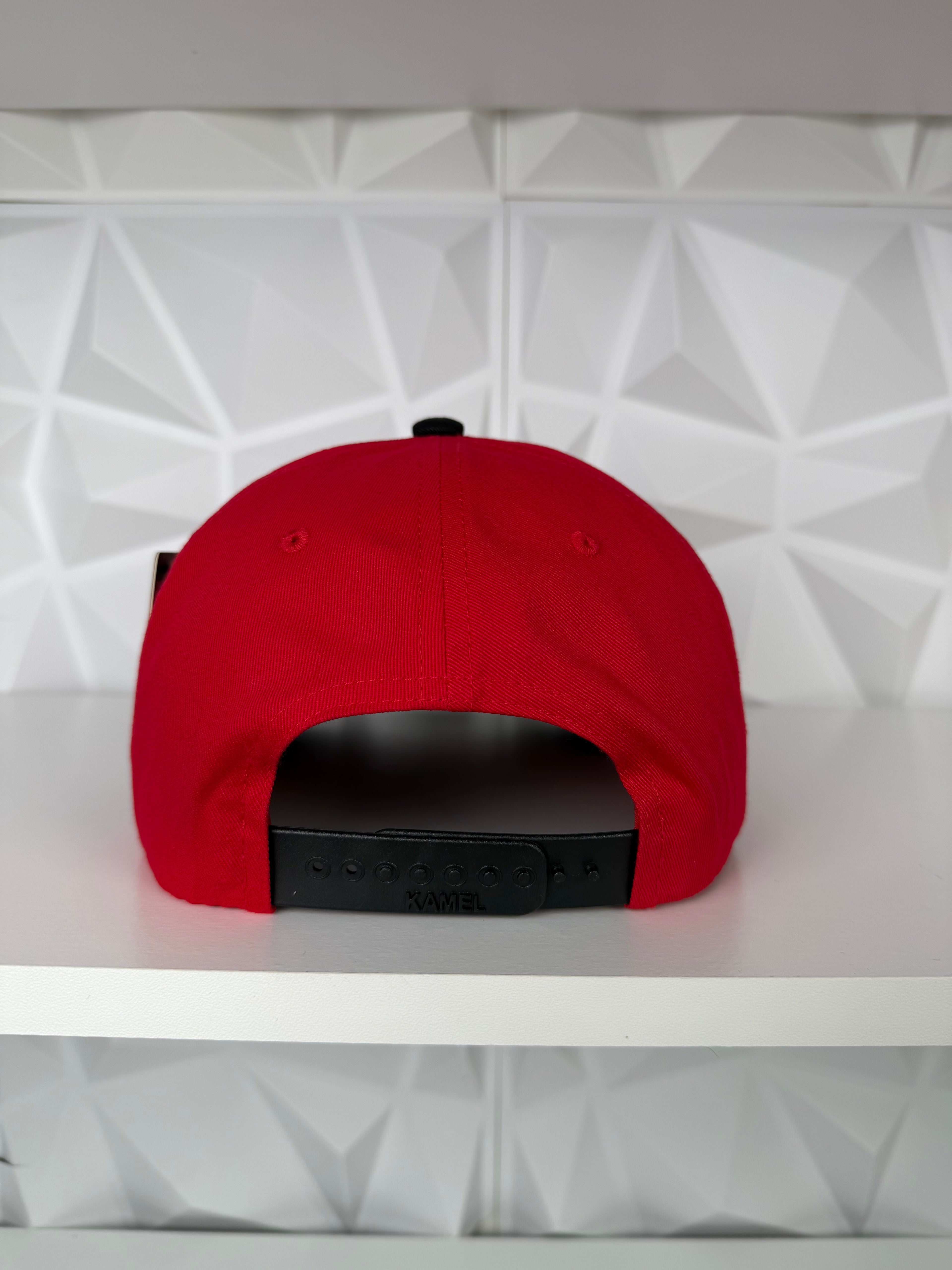 Trébol Placa SnapBack Gorra- Red/Black