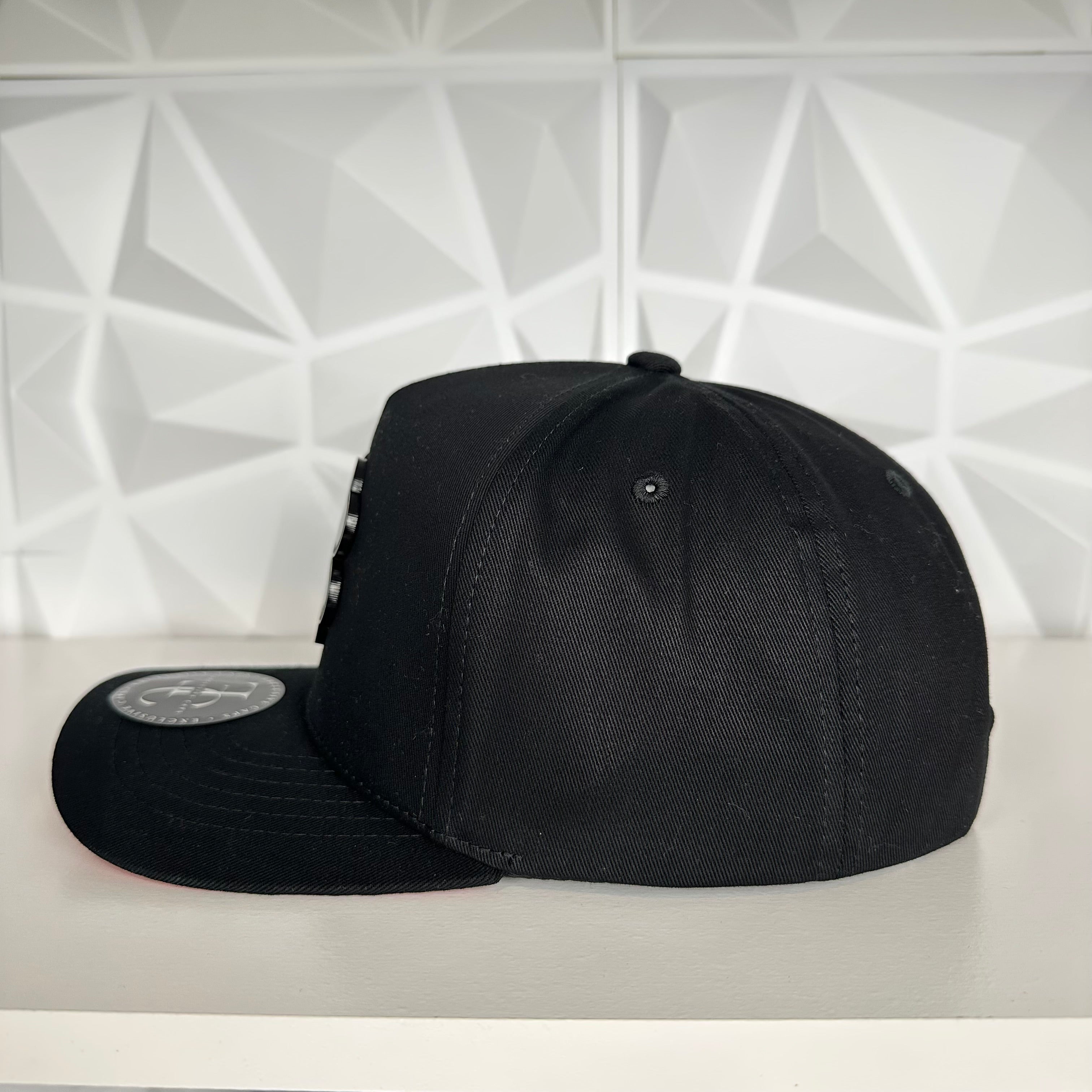 Trébol Placa SnapBack Gorra- Negra/Roja