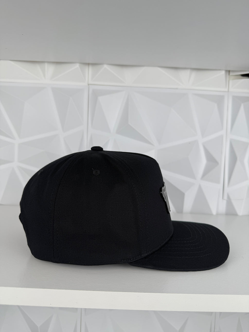 TRAKAS Placa SnapBack Gorra- Negra