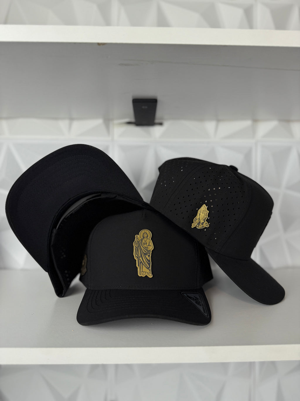San Judas Placa Dorada SnapBack Gorra-Negra hydro