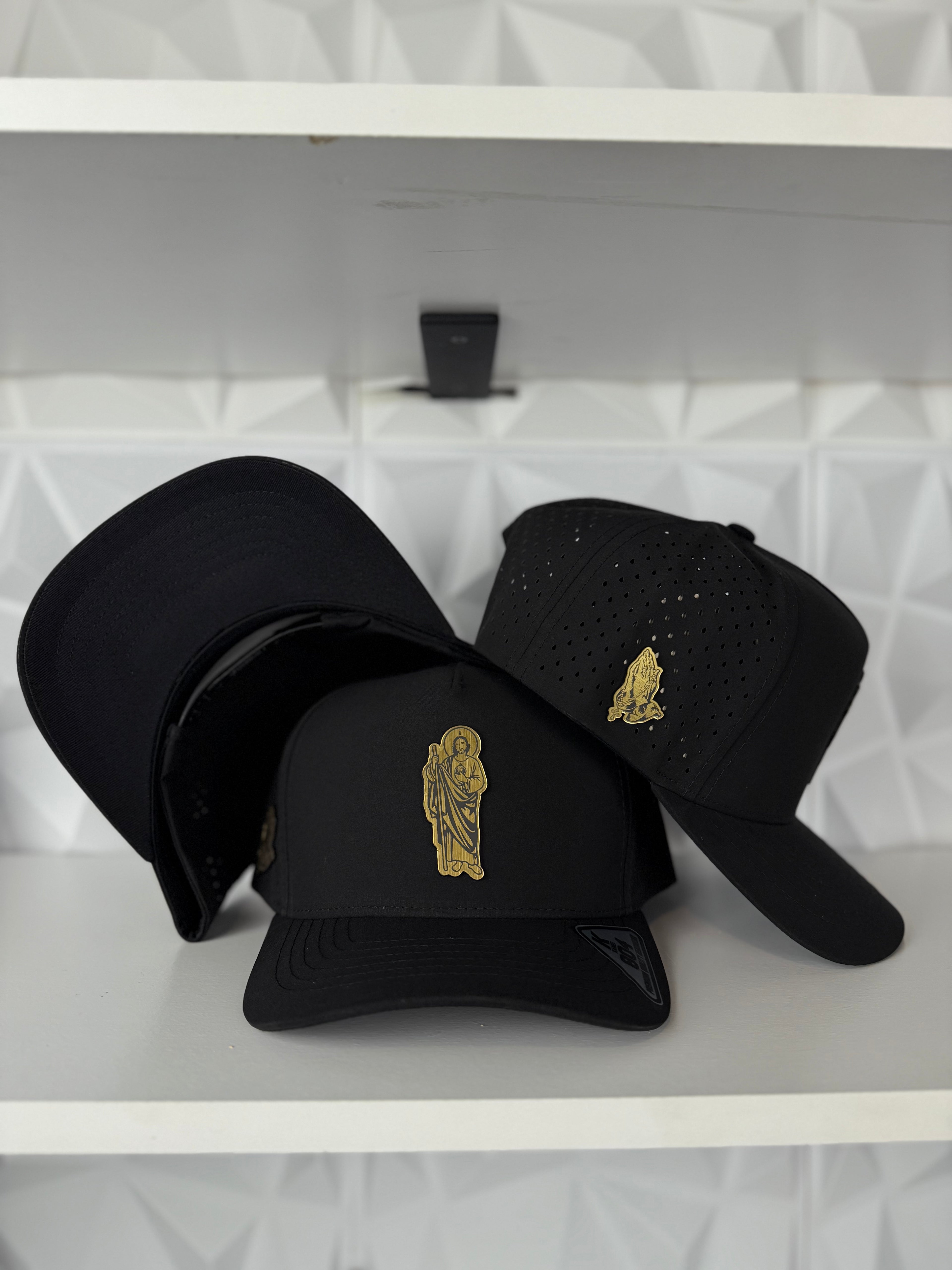 San Judas Placa Dorada SnapBack Gorra-Negra hydro