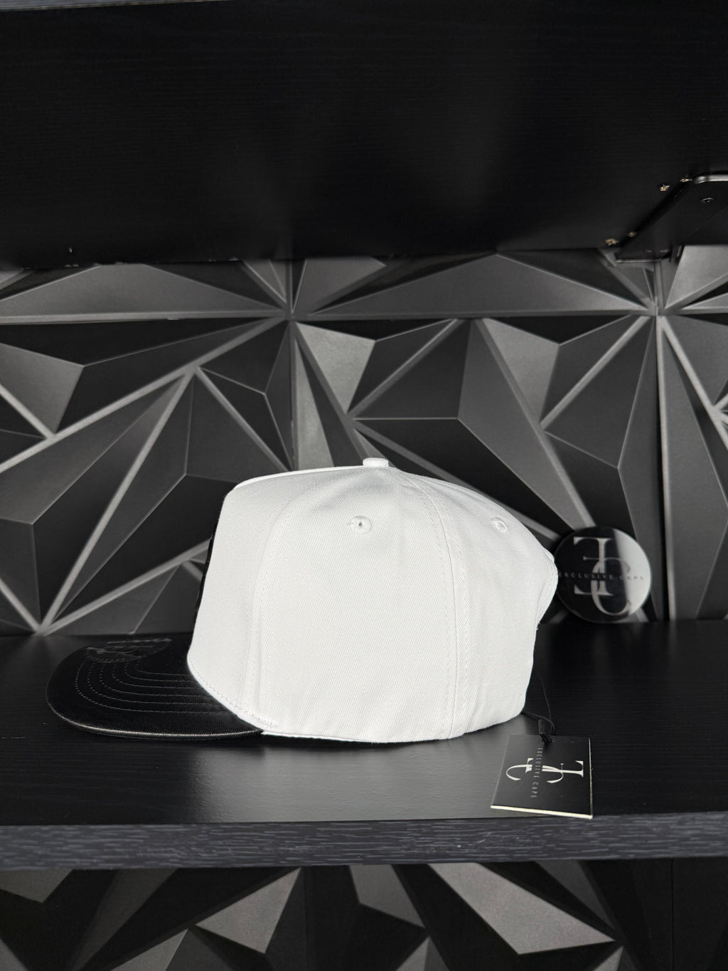 Exclusive caps poker SnapBack hat-white/leather brim