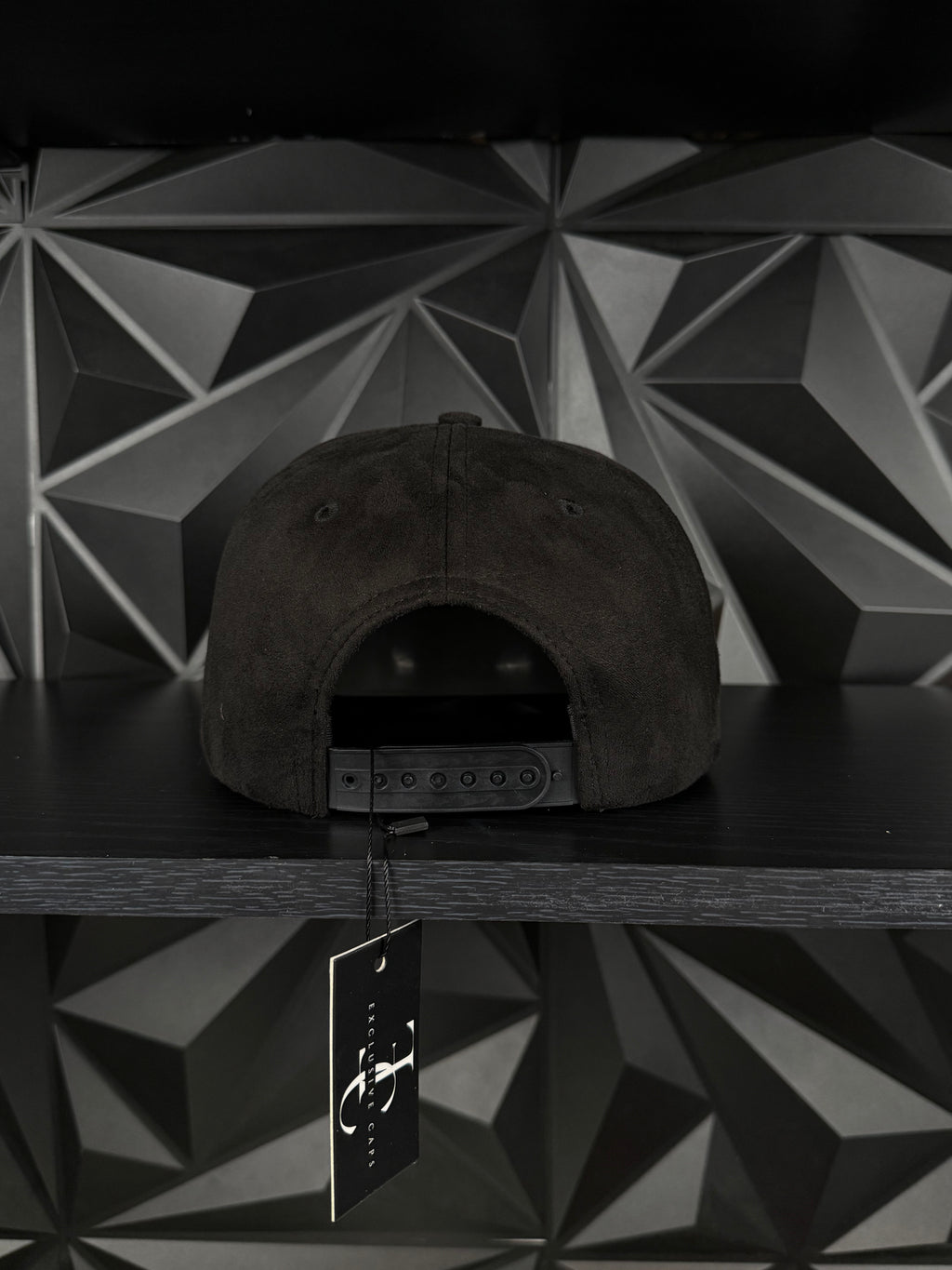 Chino 5.7 SnapBack hat-black/red suede