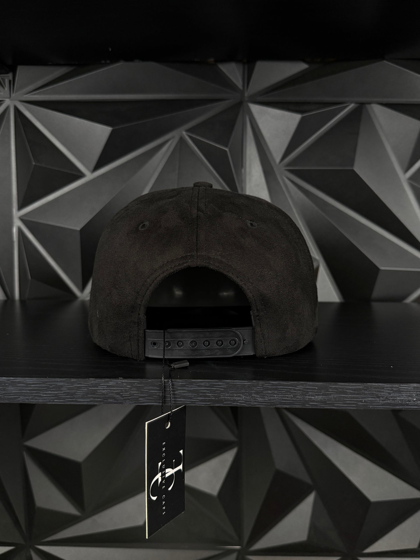 Chino 5.7 SnapBack hat-black/red suede