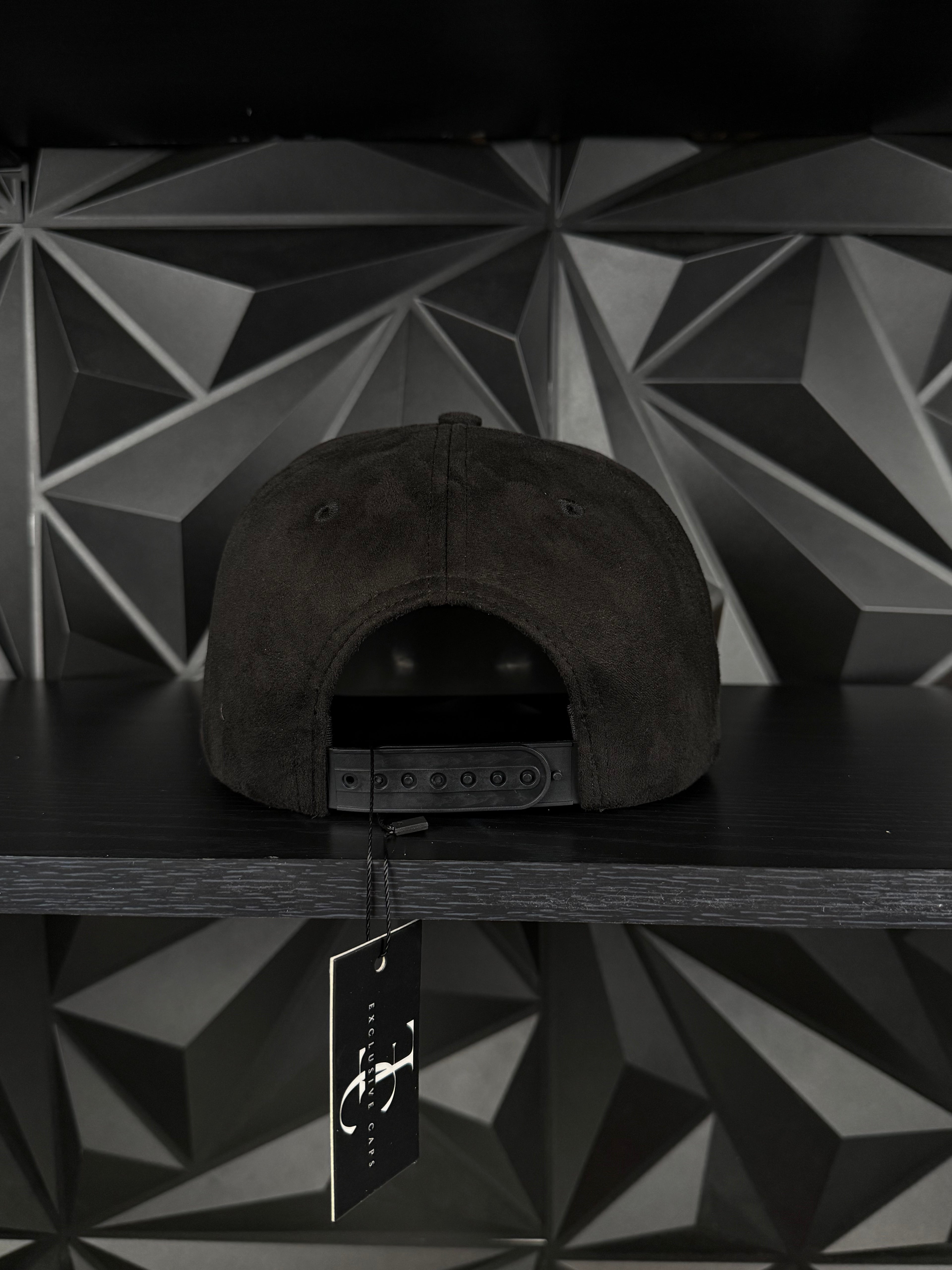 Chino 5.7 SnapBack hat-black/red suede