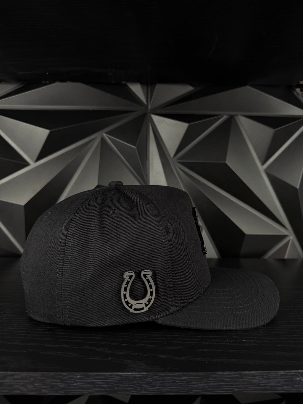 Caballo plate SnapBack hat-black