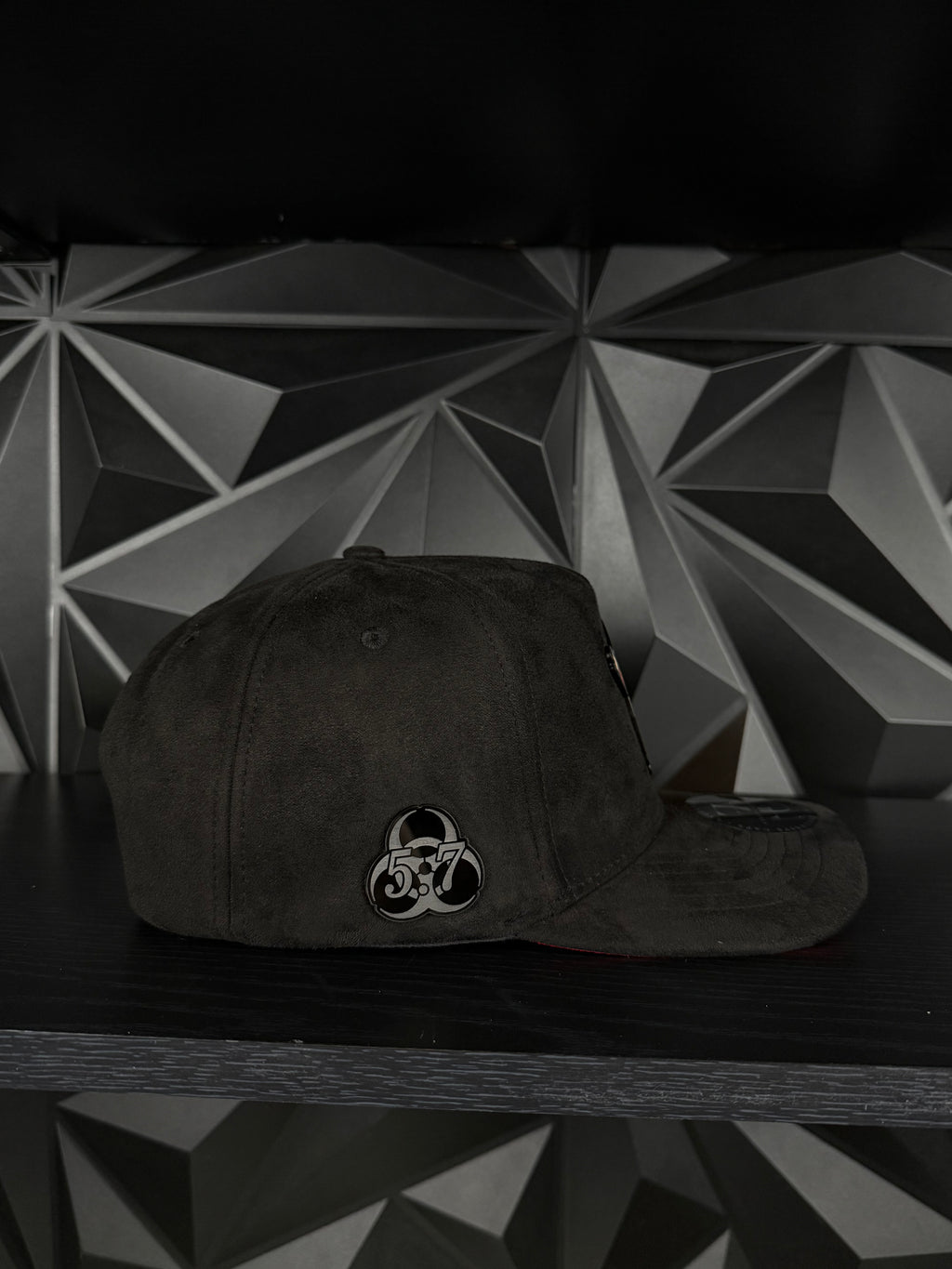 Chino 5.7 SnapBack hat-black/red suede