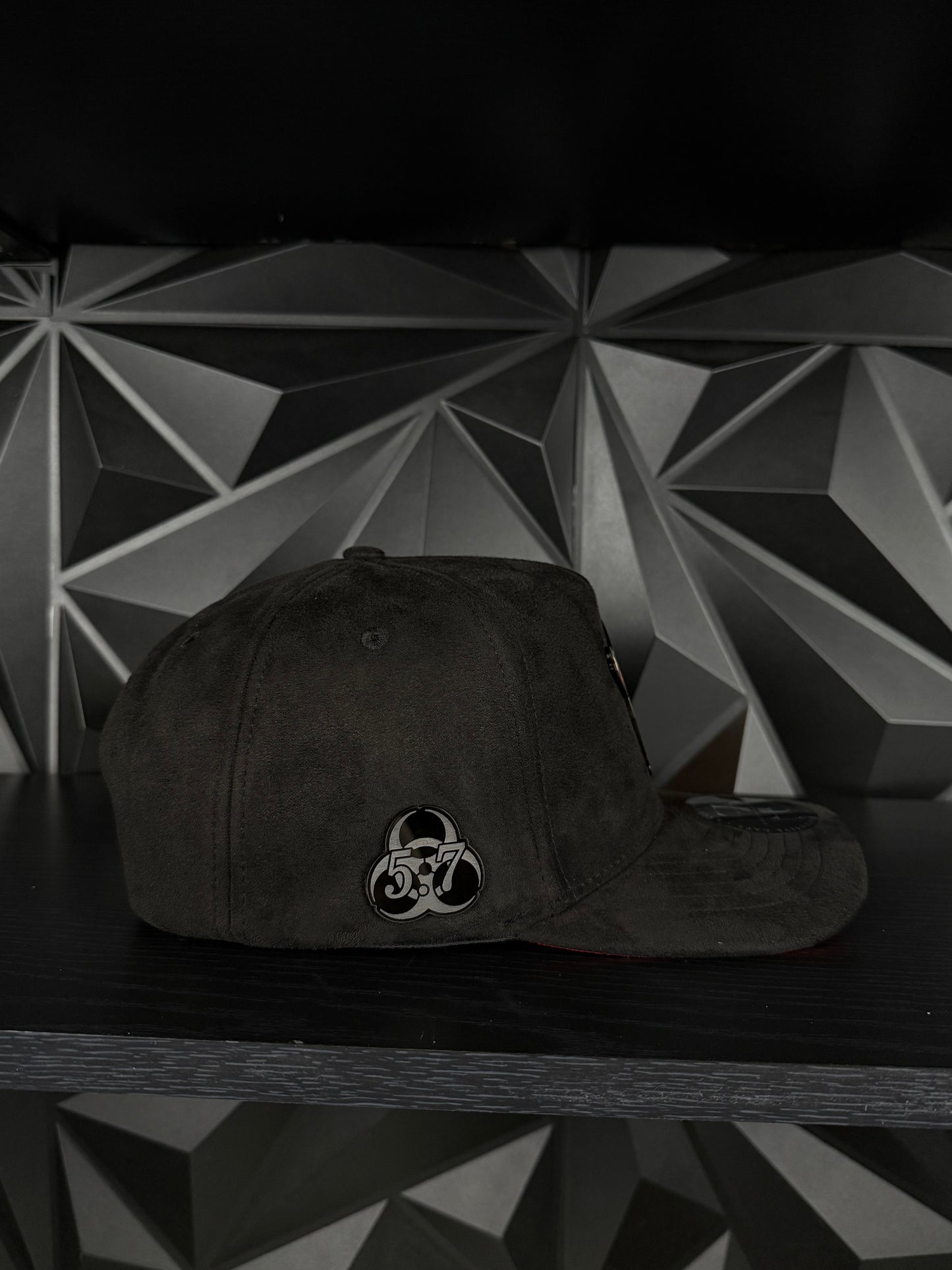 Chino 5.7 SnapBack hat-black/red suede