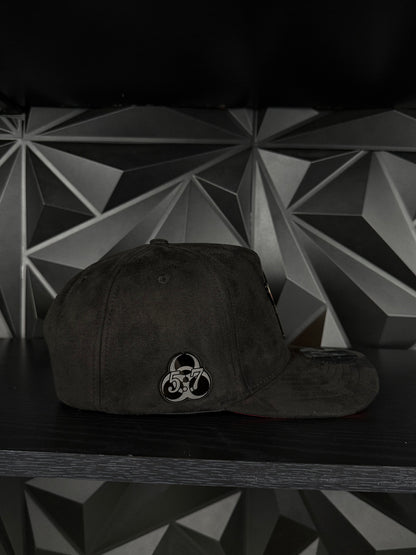 Chino 5.7 SnapBack hat-black/red suede
