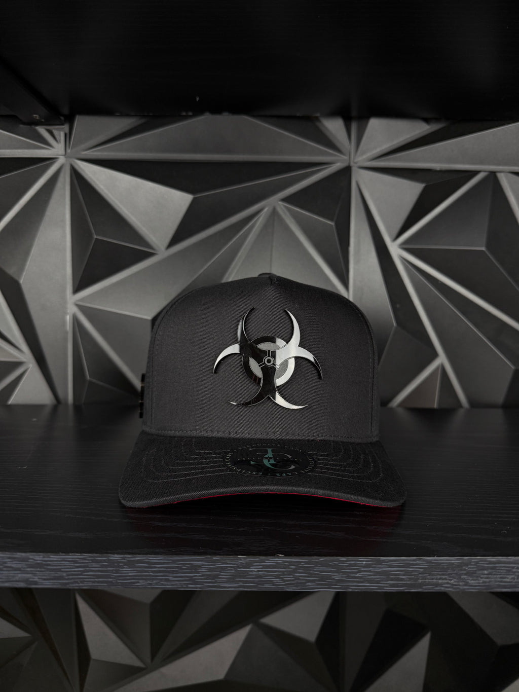Virus plate SnapBack hat-black/red