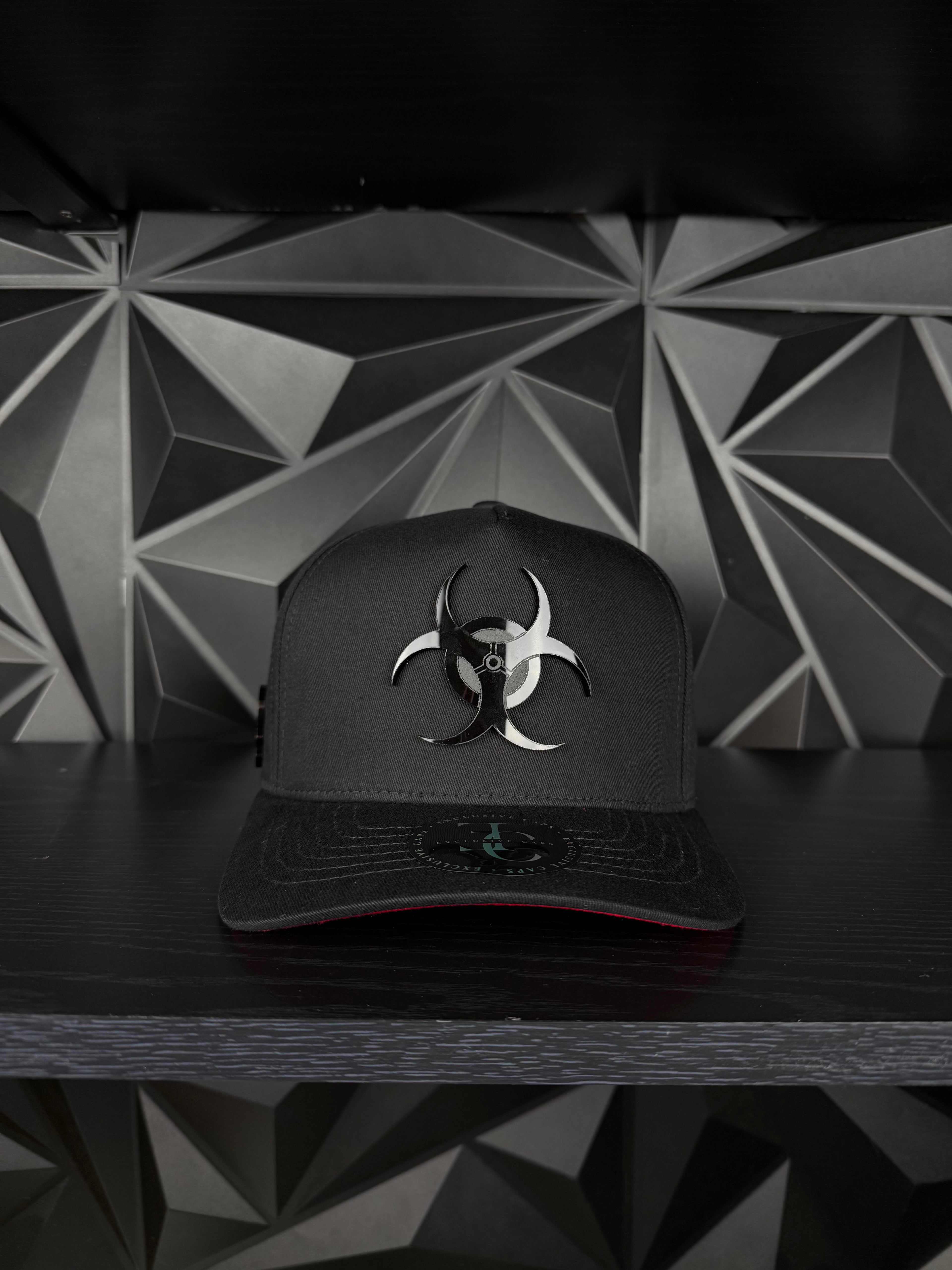 Virus plate SnapBack hat-black/red