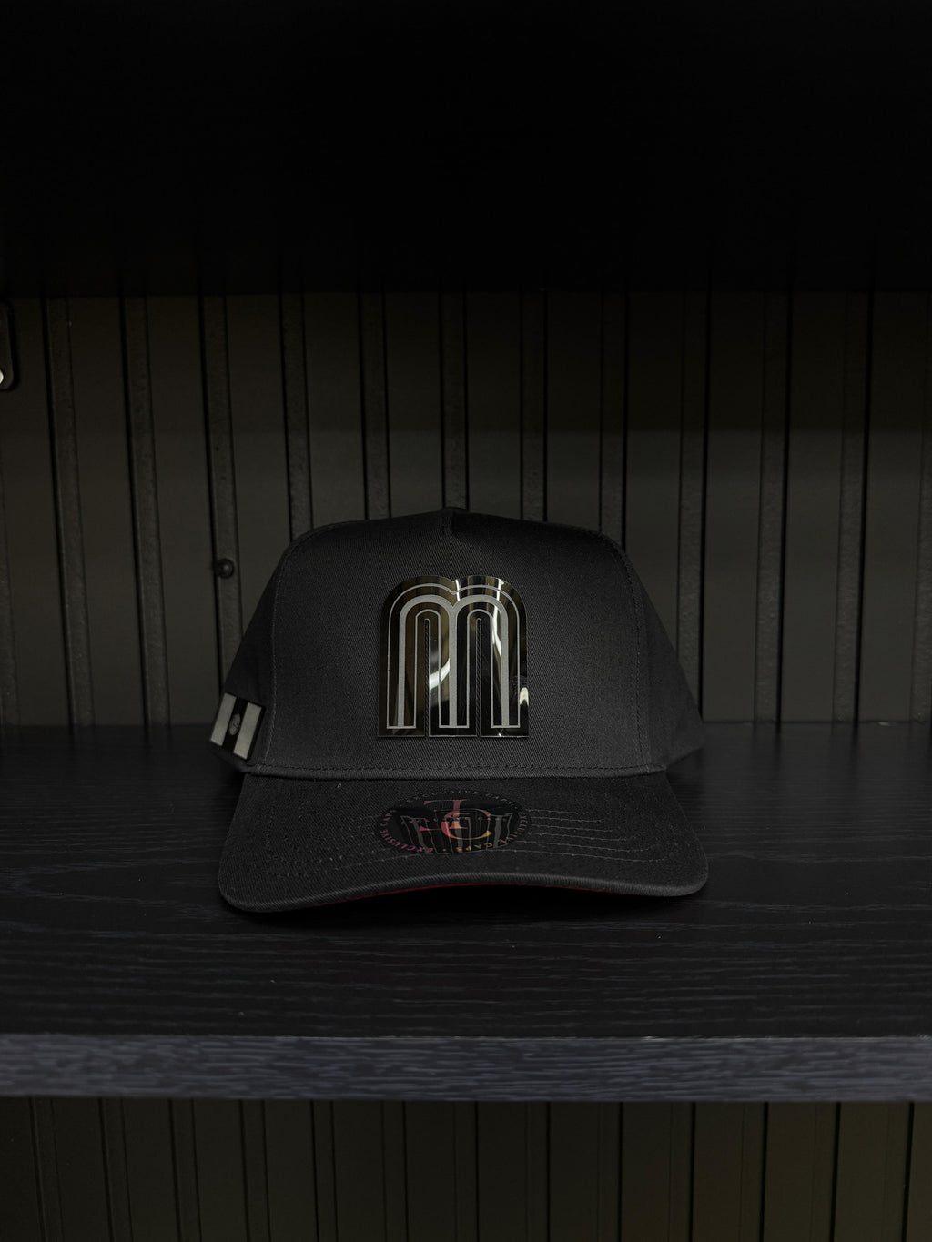Exclusive Caps M de México SnapBack Hat- Negra vicera roja