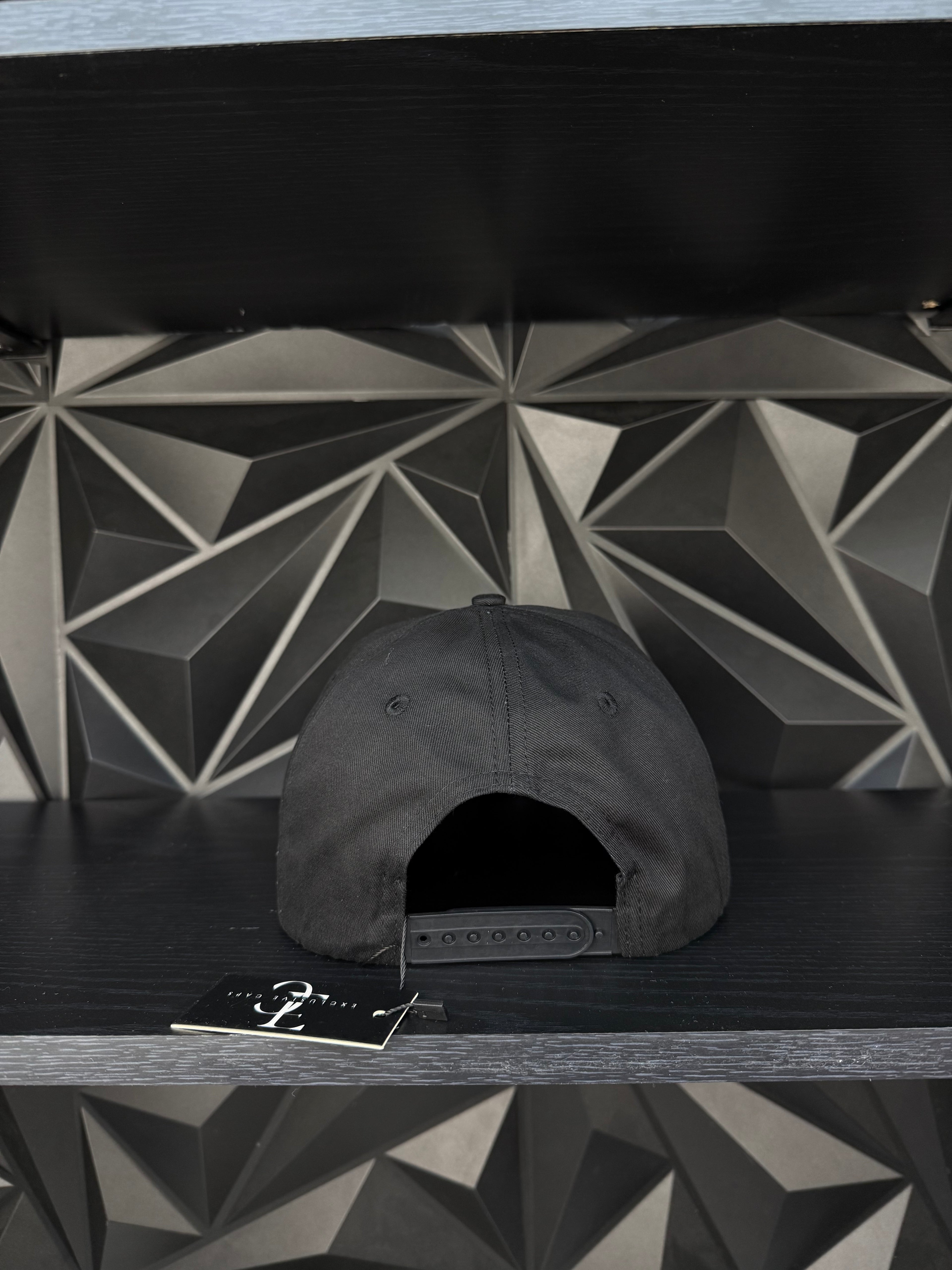 Trebol plate SnapBack hat-Black /leather