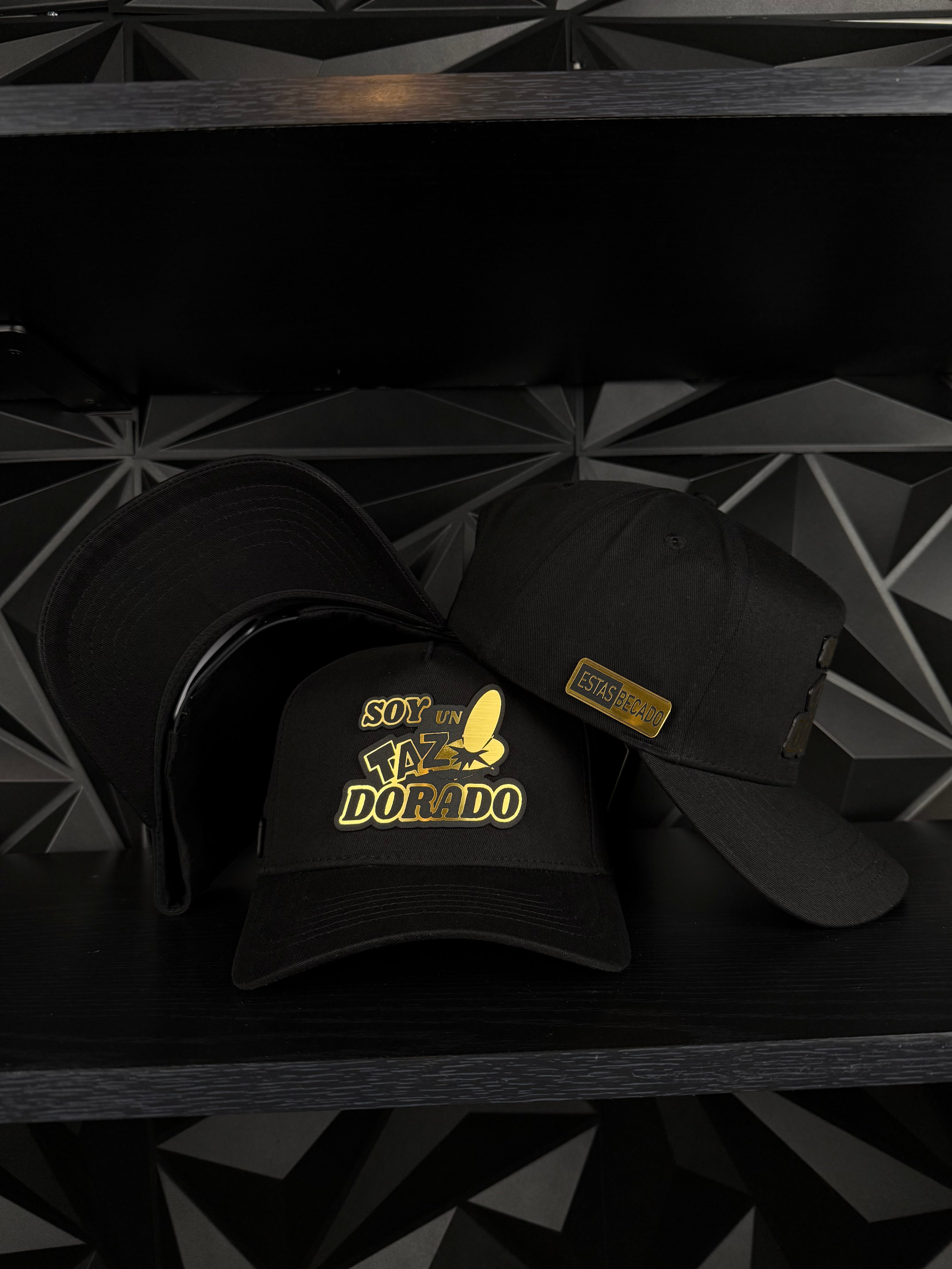 Tazo dorado SnapBack gorra- negra