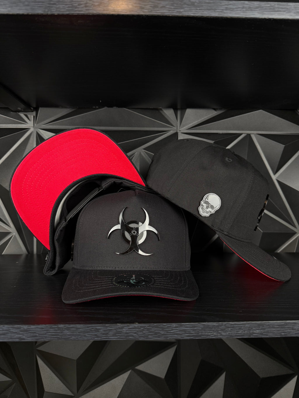 Virus plate SnapBack hat-black/red