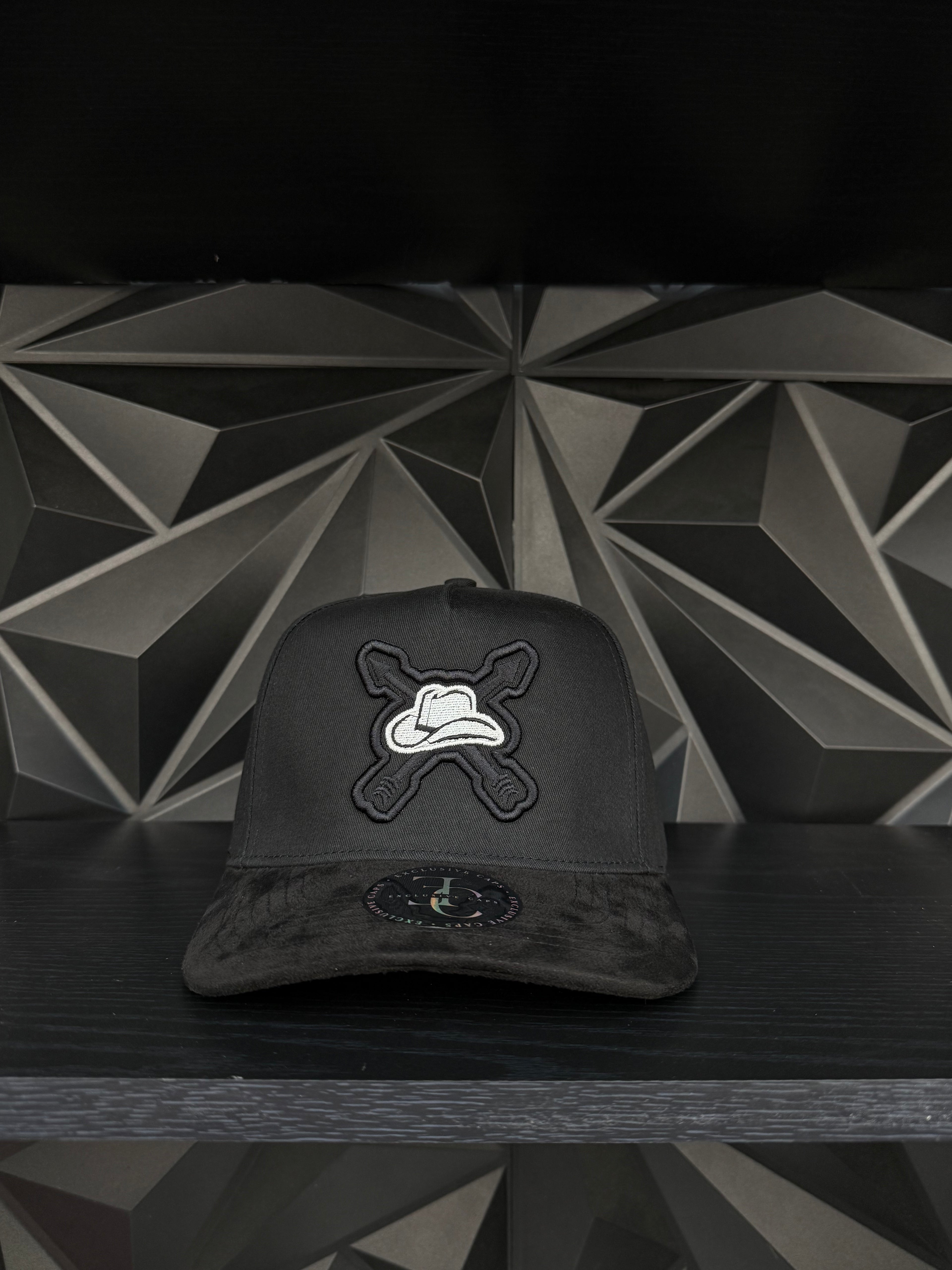Edipo flechas SnapBack hat-black suede visor