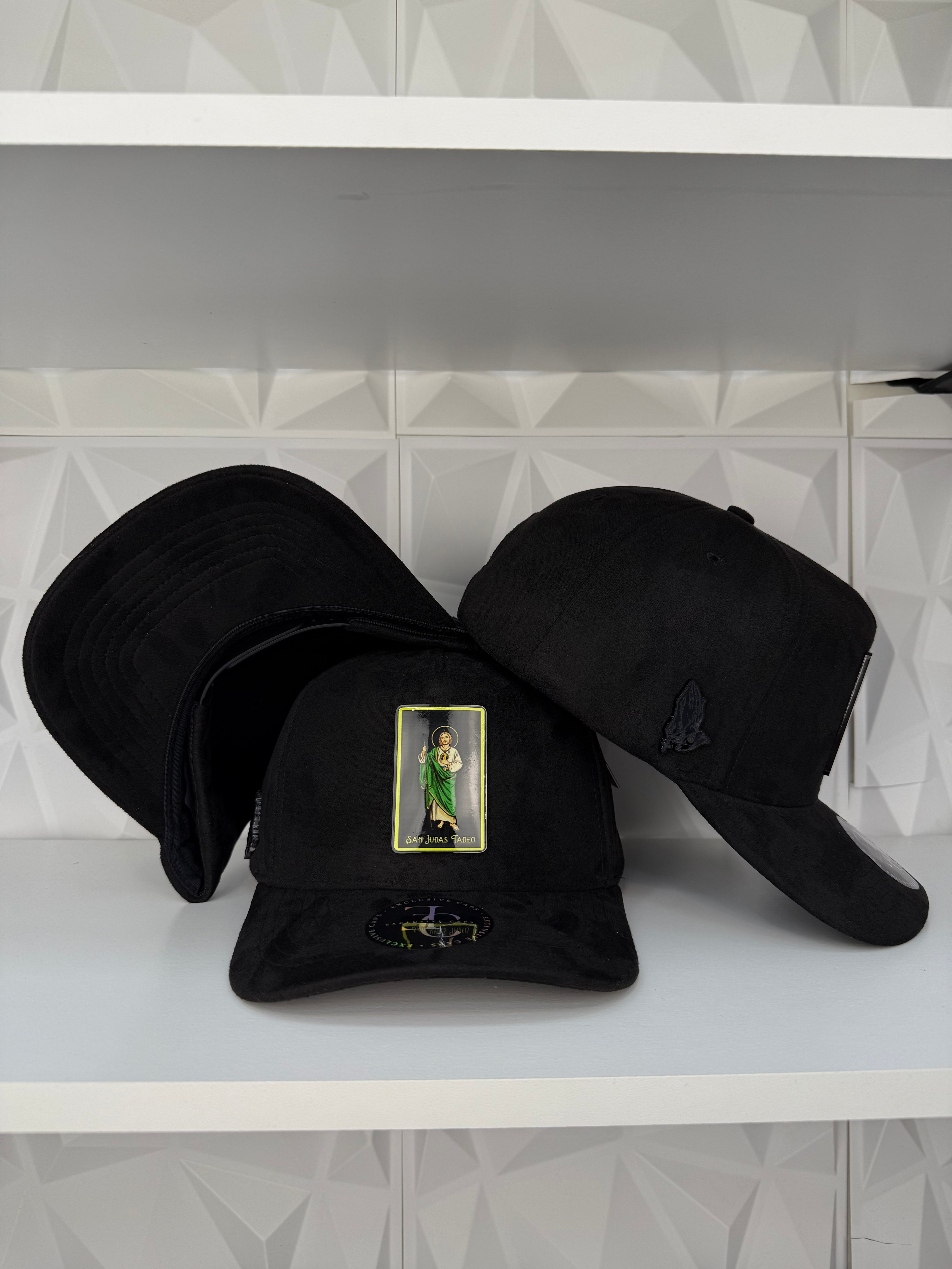 San Judas Tadeo Placa SnapBack Gorra- Negra Gamuza