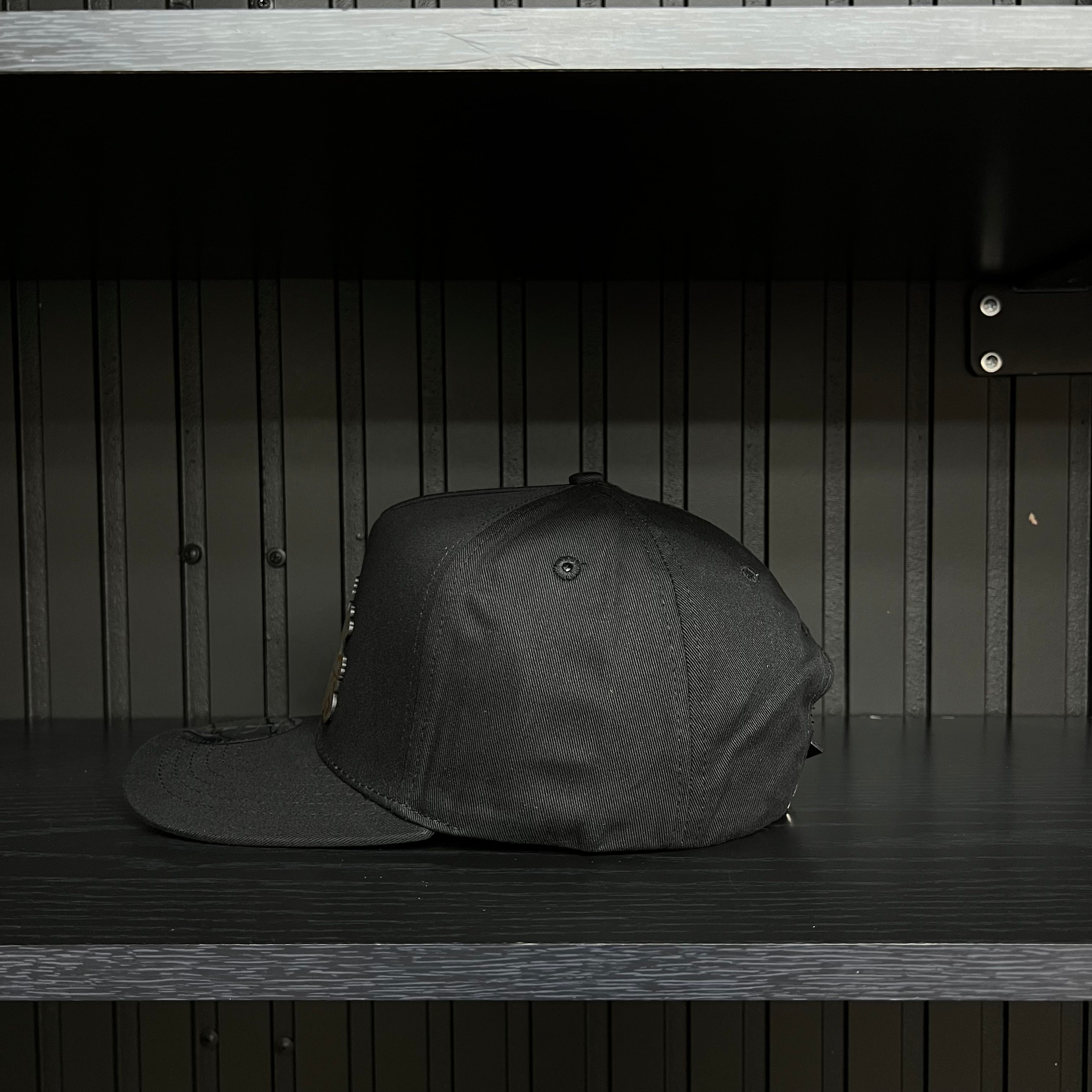 Los tiempos de Dios Gold Plate SnapBack hat